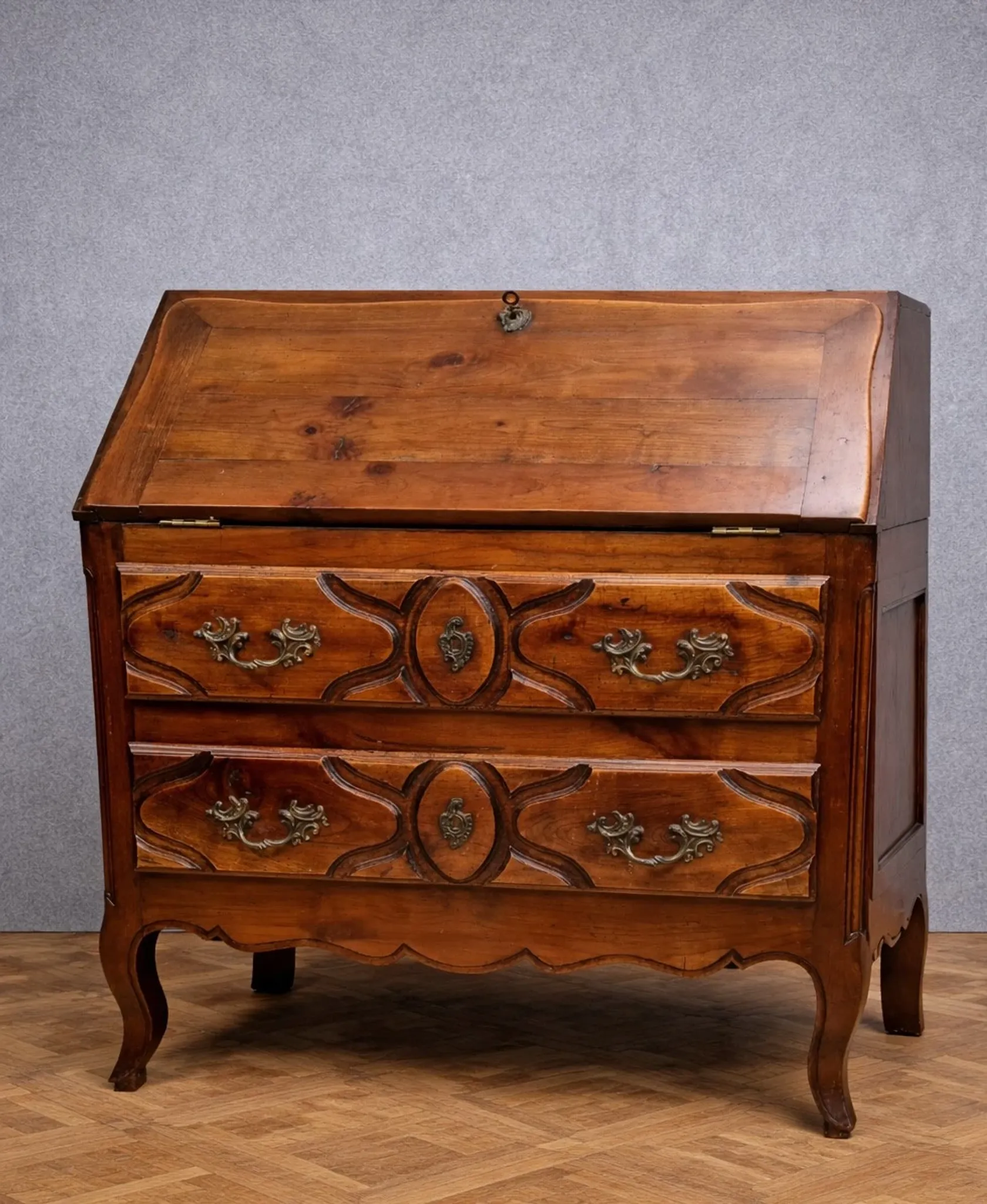 Commode Scriban ancien en bois massif – Style Louis XV