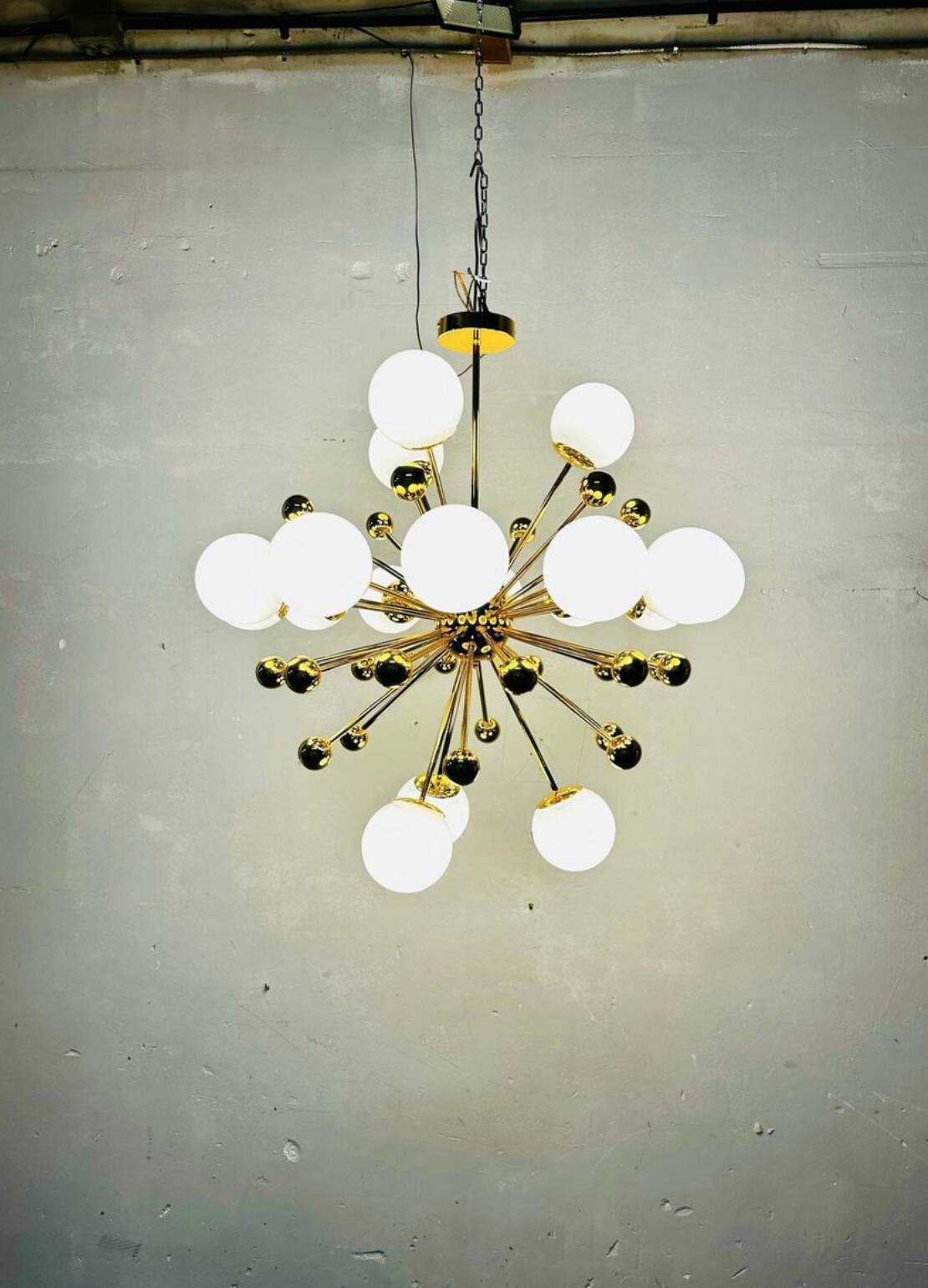 Lampadario Sputnik vintage in ottone e vetro opalino, Italia, anni '70