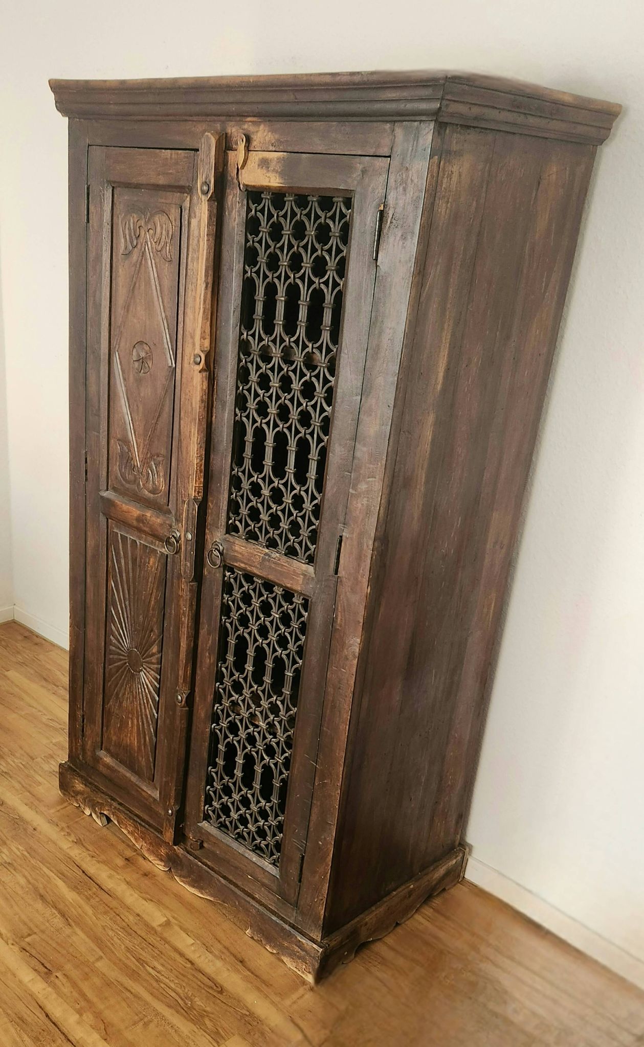 Massiv antik kolonial Schrank geschnitzt Holz Türen Gusseisen Gitter, Bali