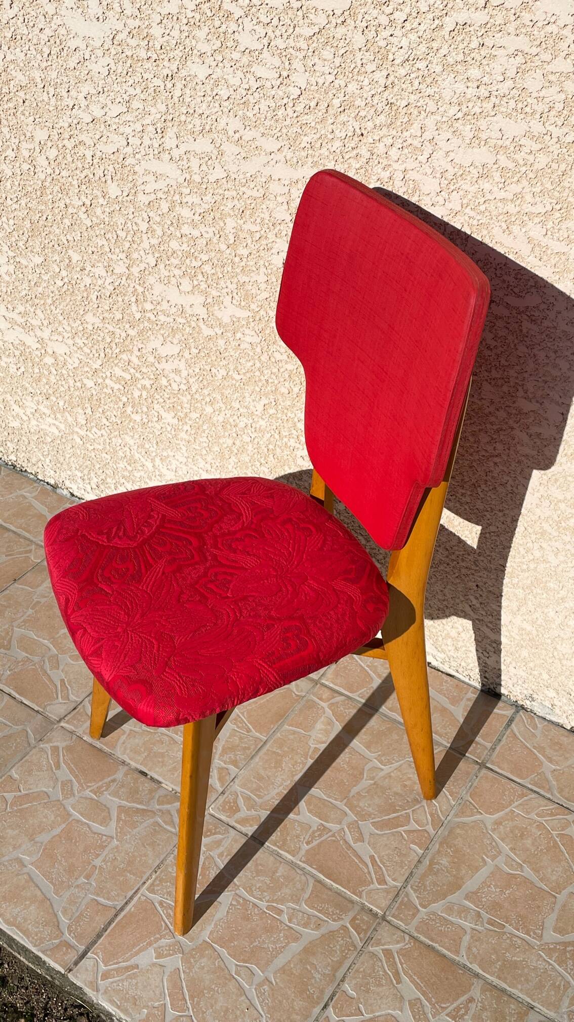 Chaise rétro vintage rouge graphique