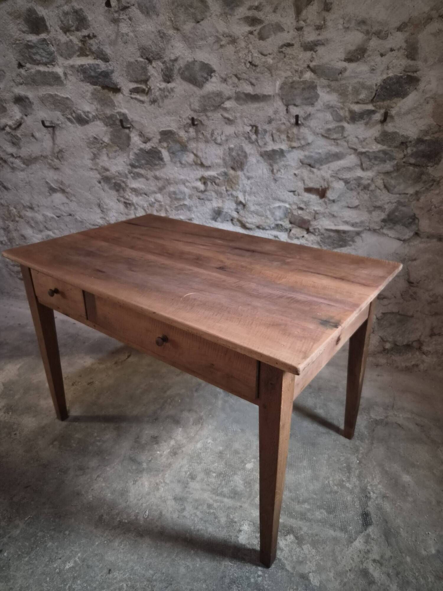 Table à manger française ancienne en merisier avec deux tiroirs, vers 1880–1920