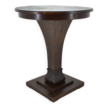 1920s Art Deco Occasional Coffee Table and tablecloth