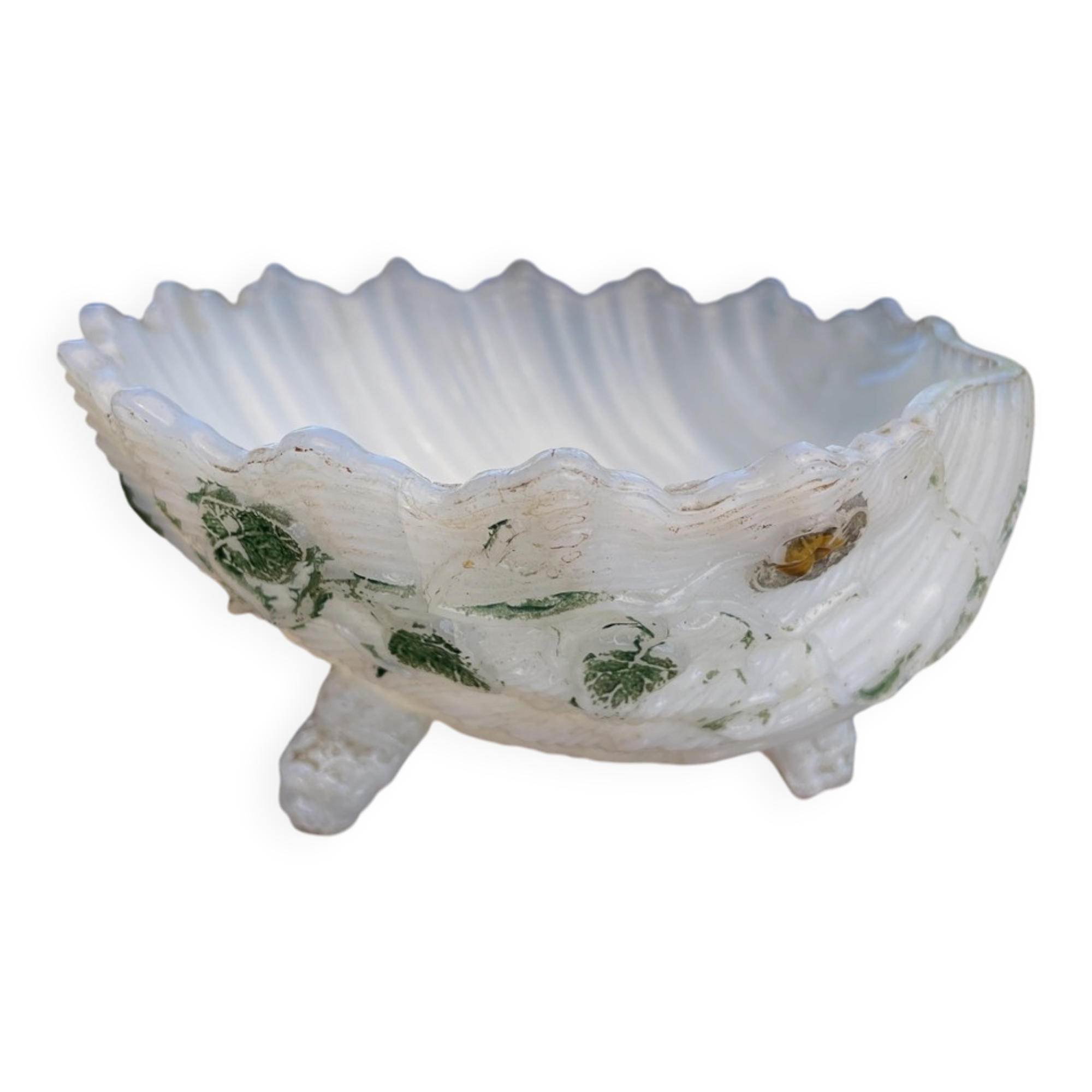 Vide-poche en forme de coquillage en opaline blanche decor feuillage vert