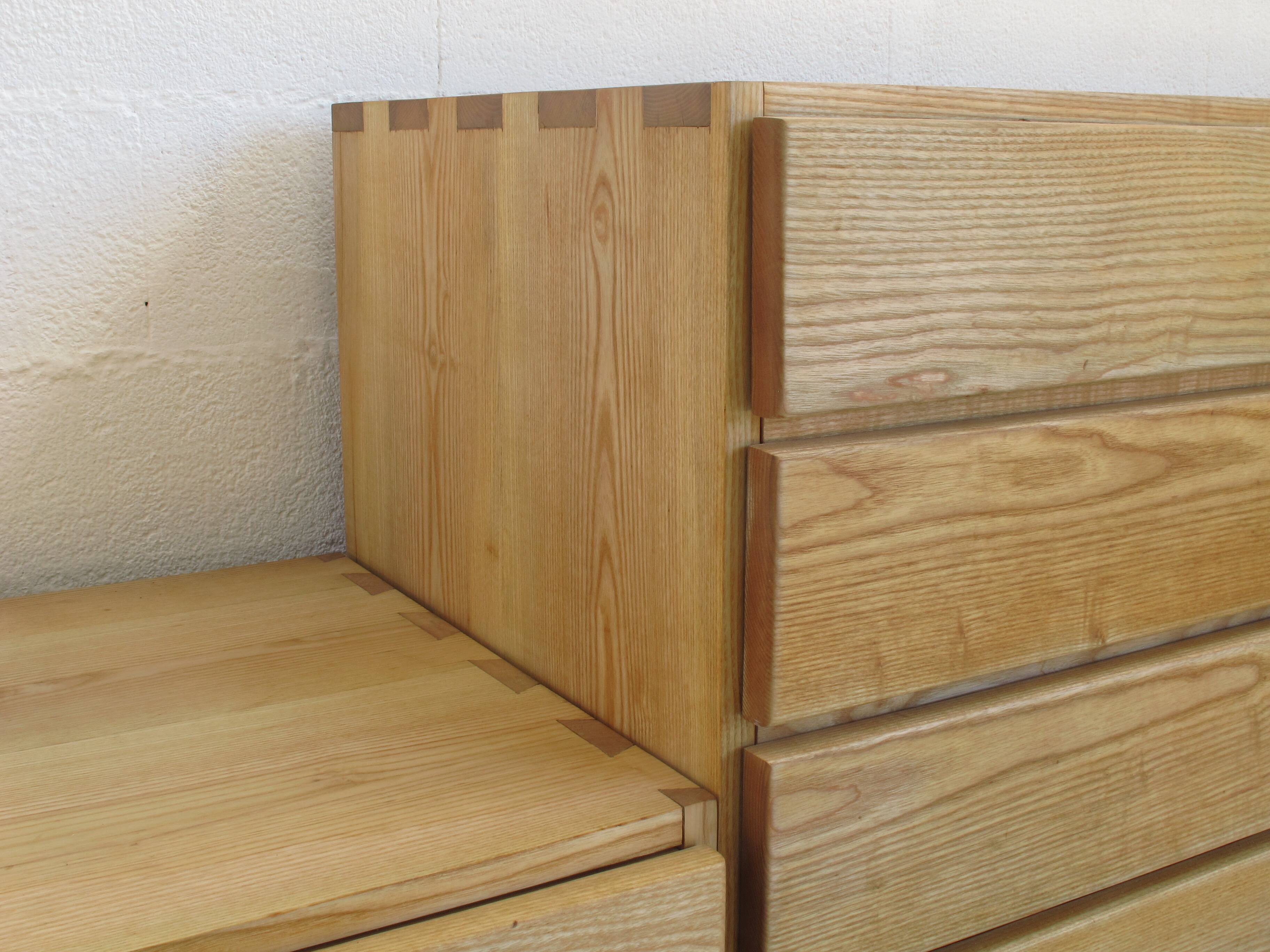 Trois commodes et consoles à tiroirs en frêne naturel huilé