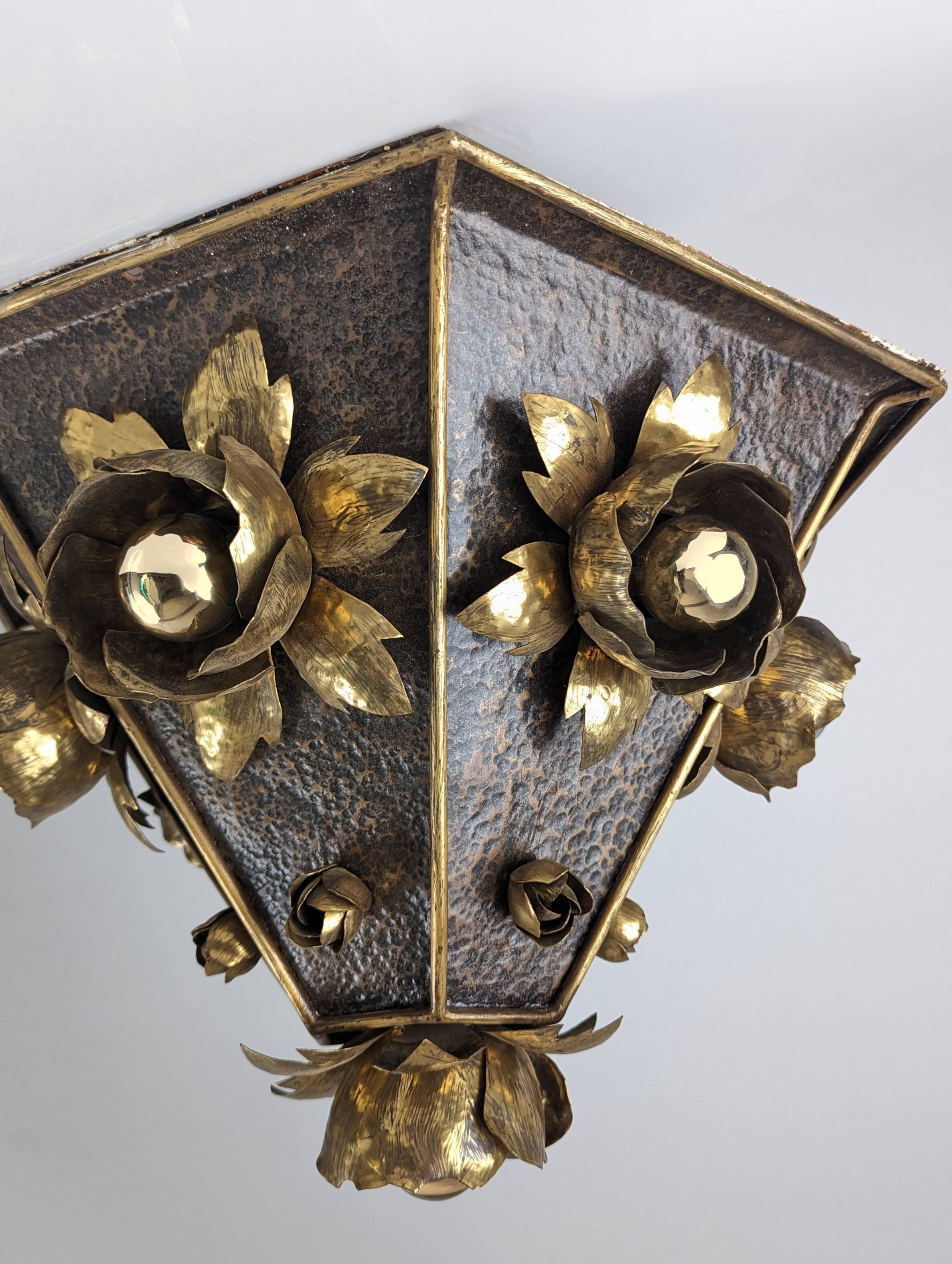 Lampe de plafond en laiton floral dans le style de Hans Kögl, Allemagne, années 1970.