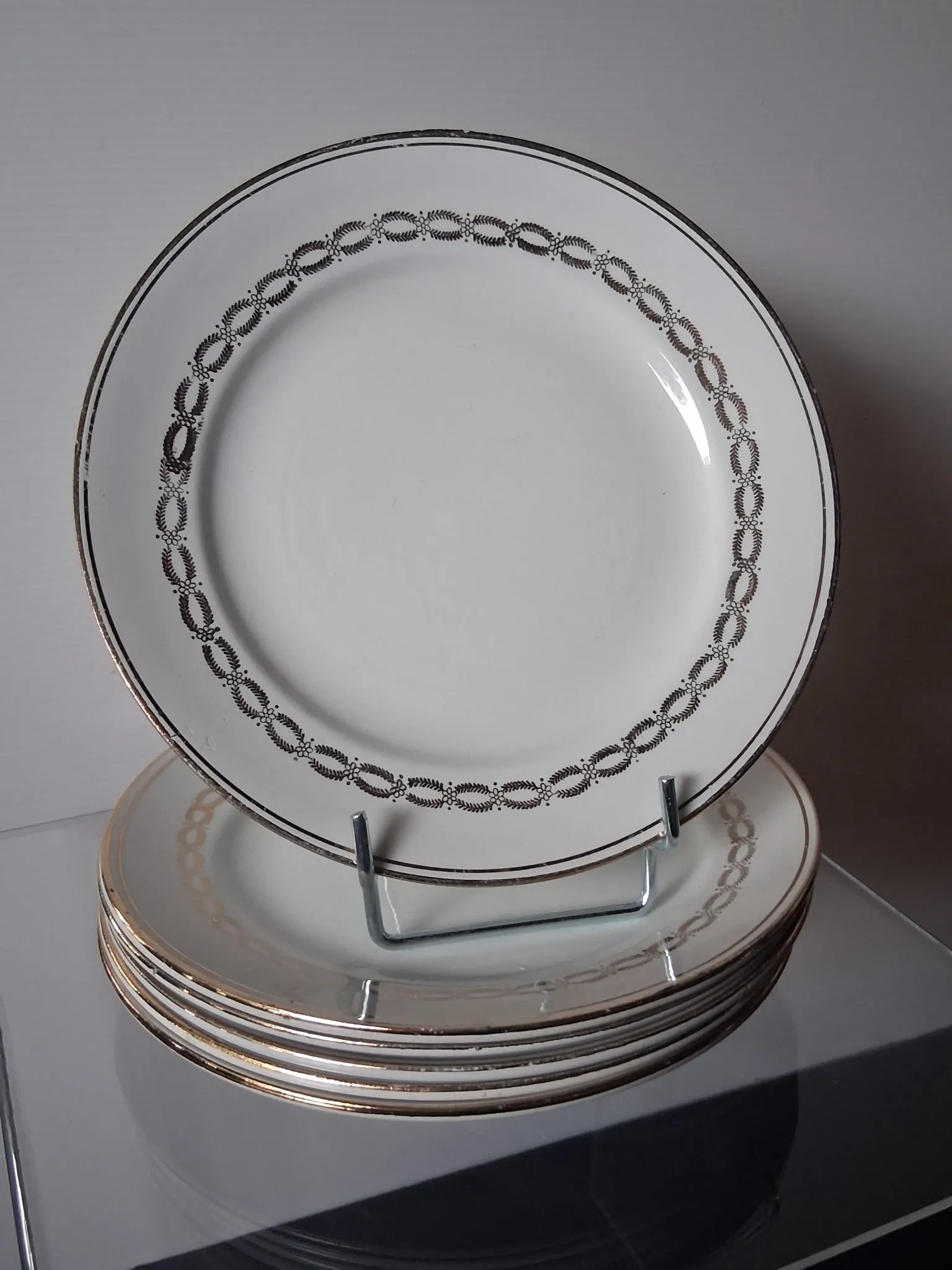 6 dessert plates in opaque porcelain in good condition.