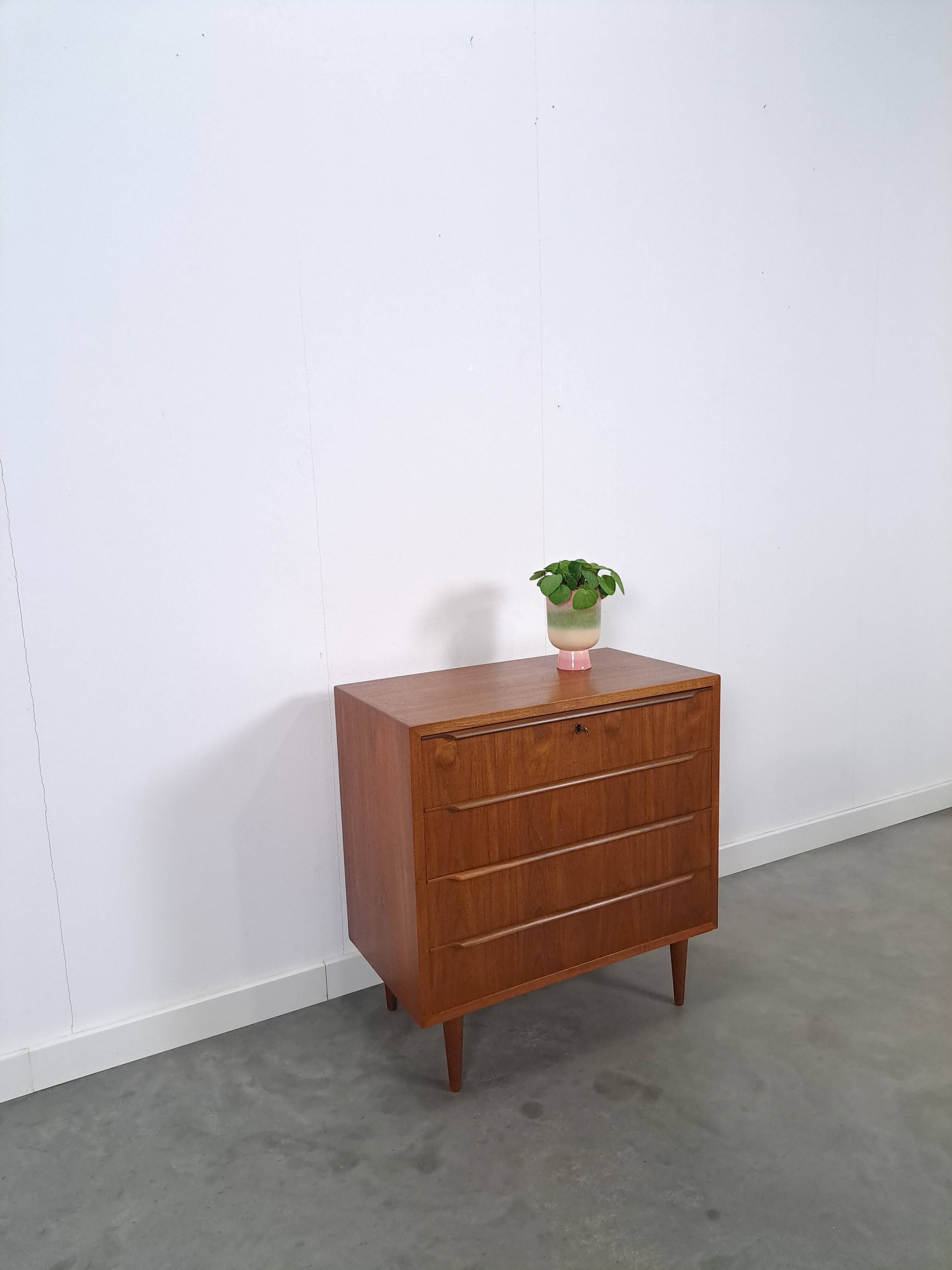 Teak Deense ladekast met 4 lades vintage