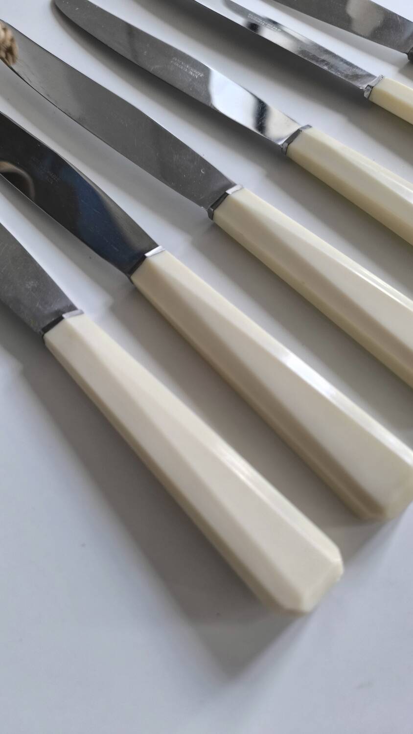 Set de 6 couteaux en inox et bakélite
