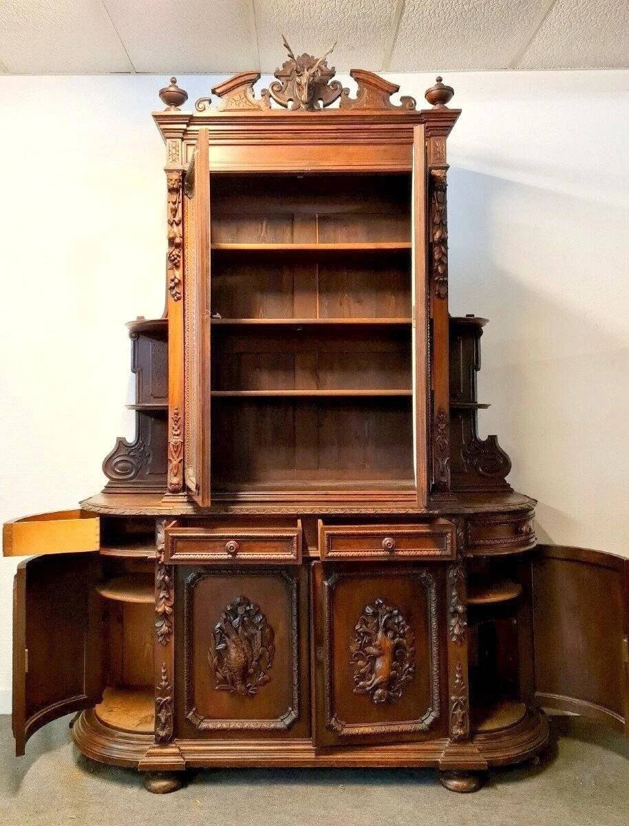 Buffet deux-corps de pavillon de chasse en noyer sculpté style Re