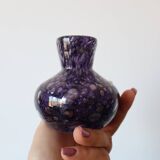 Petit vase en verre bullé et soufflé violet