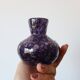 Petit vase en verre bullé et soufflé violet