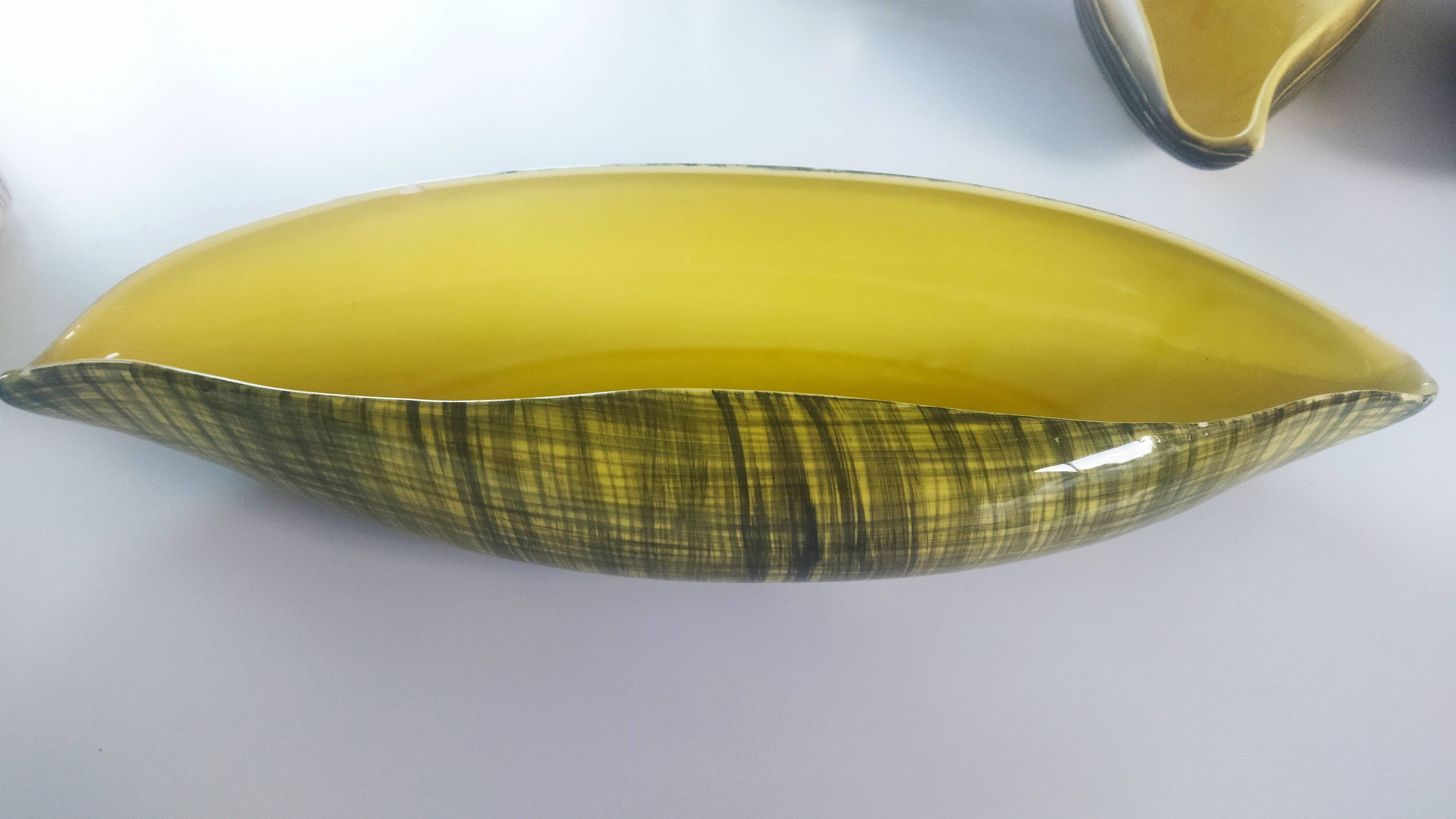 Set of three 1950s paddle cups