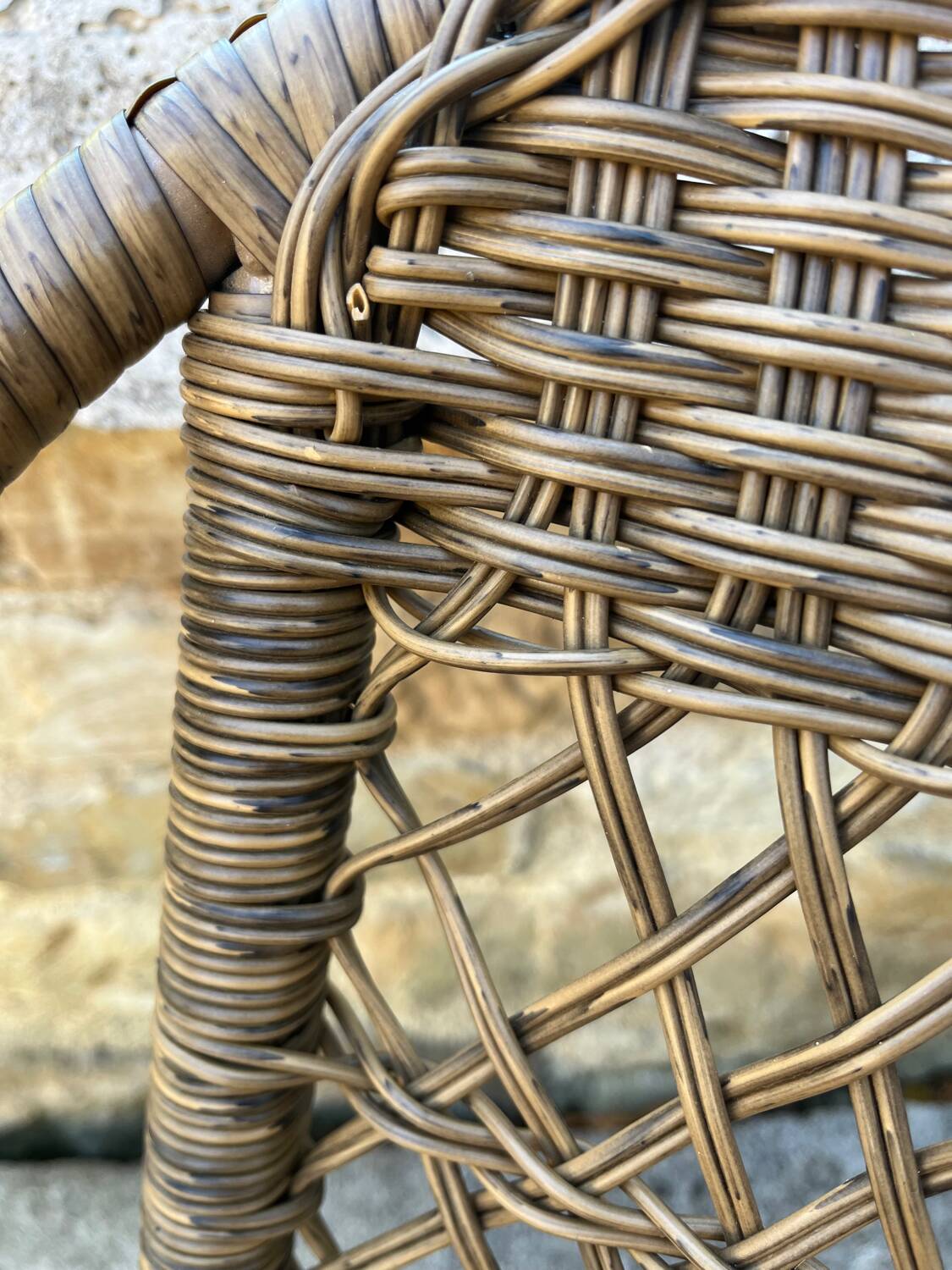 Small children's chair in beige scoubidou.
