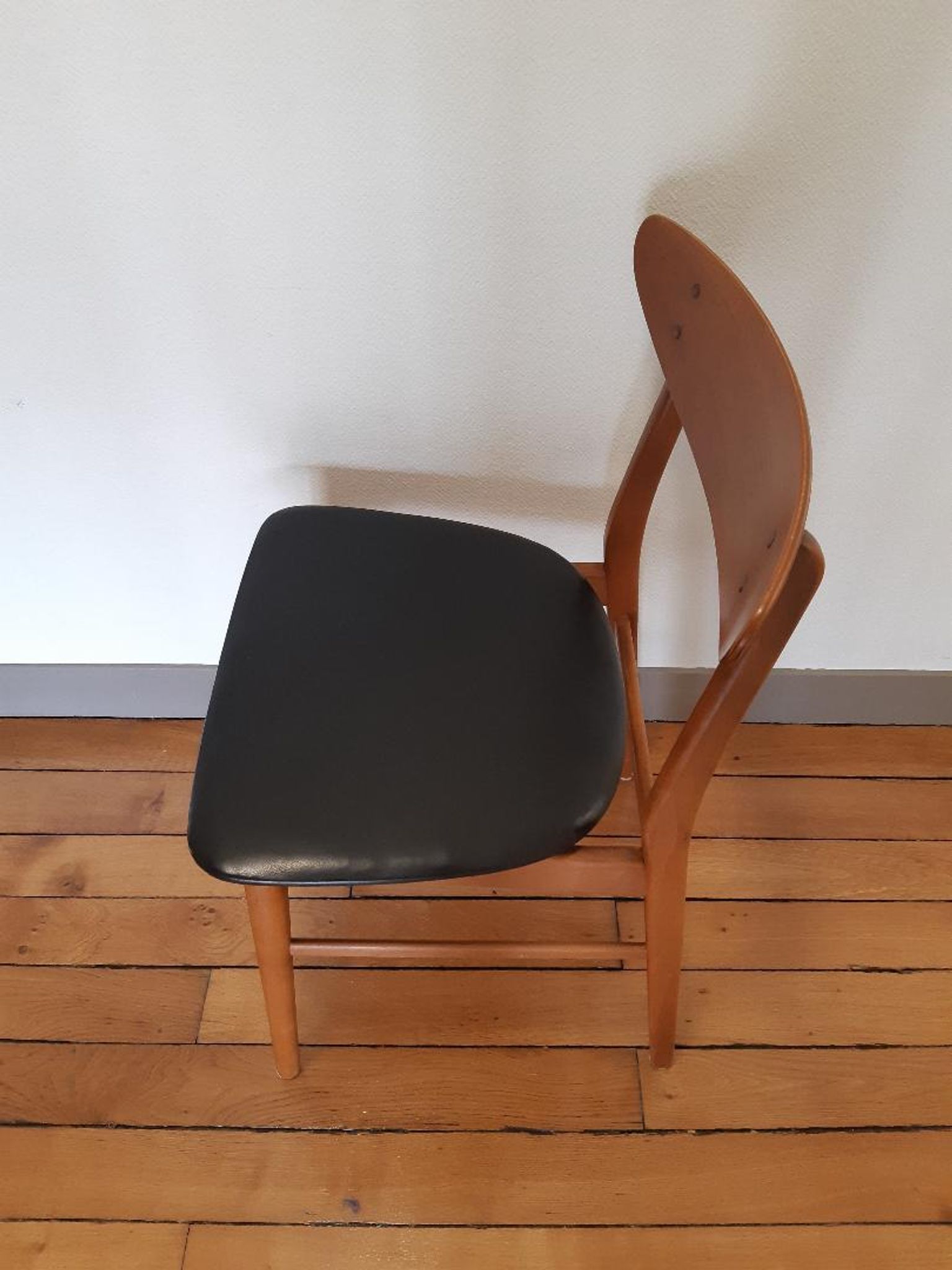 Chaise danoise en teck et skai noir