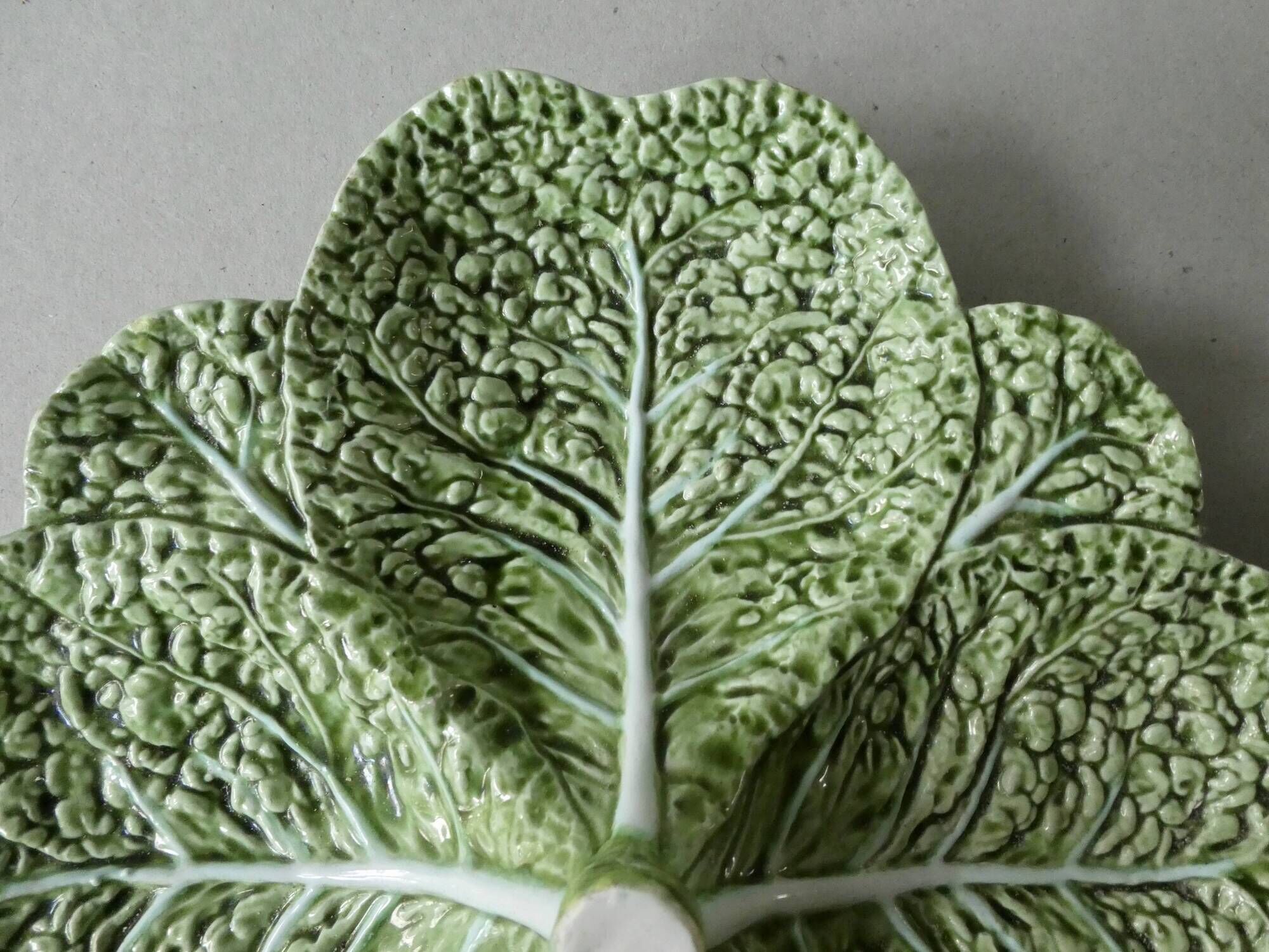 Four-wheeled cup in dabbling, cabbage leaves, Bordallo Pinheiro