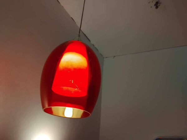 Paire de suspensions coniques en verre teinté rouge