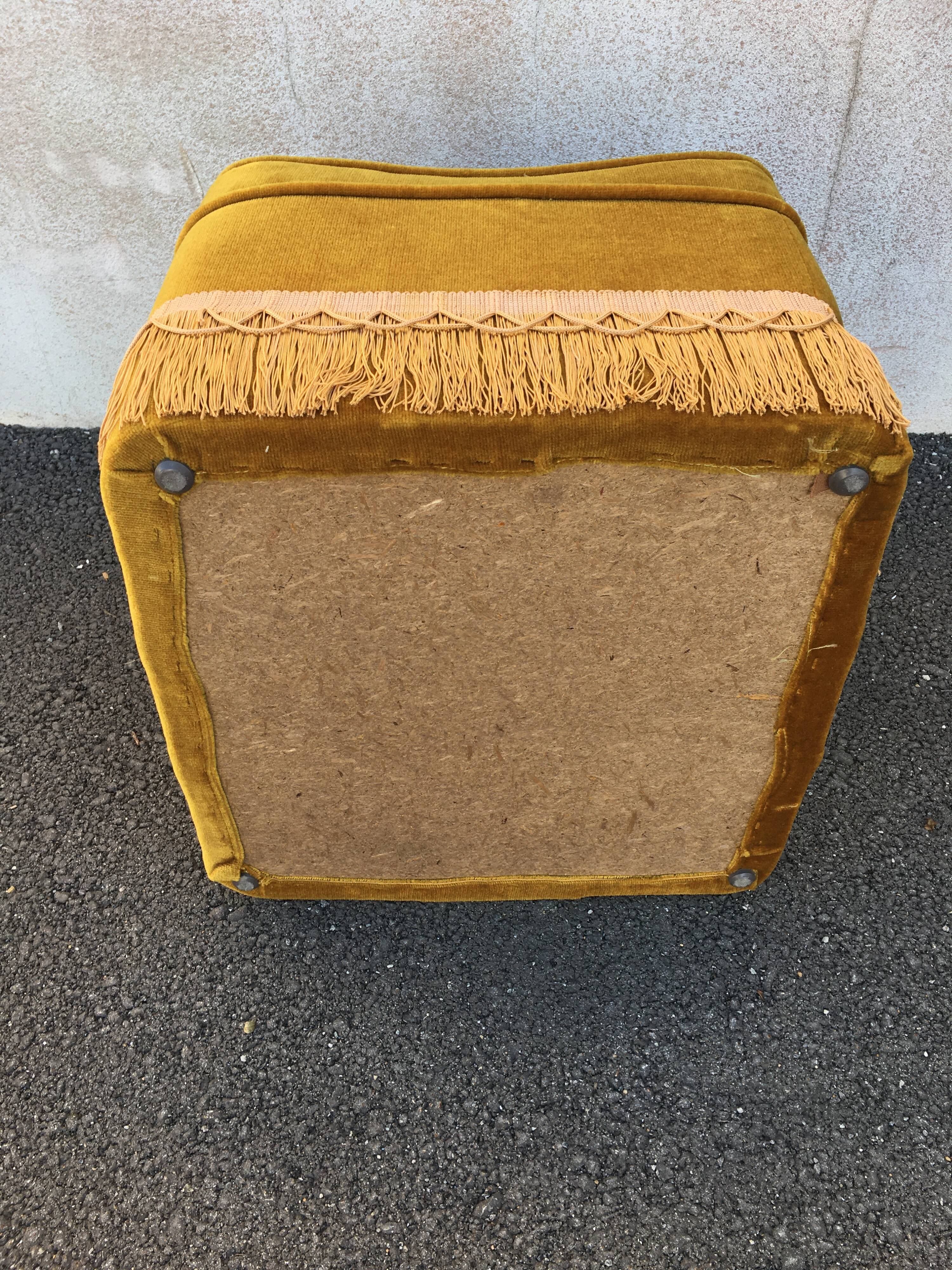 Gold velvet pouf with fringes