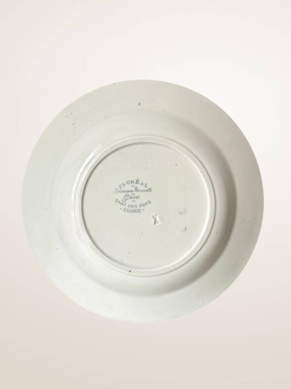 Set de neuf assiettes creuses en faïence de Givors, modèle « Floreal »