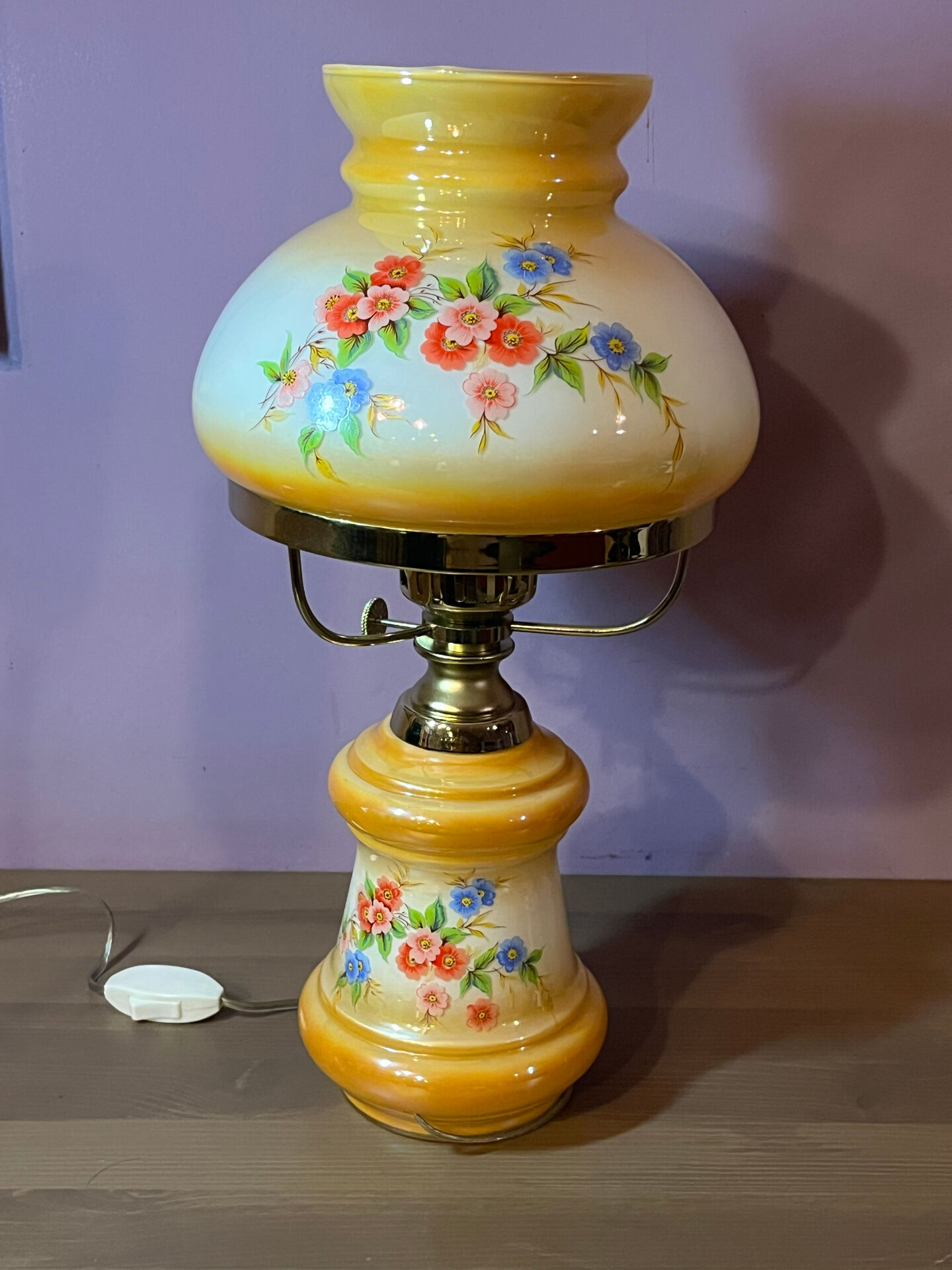 Large "hurricane" table lamp in opaline glass, brand new.