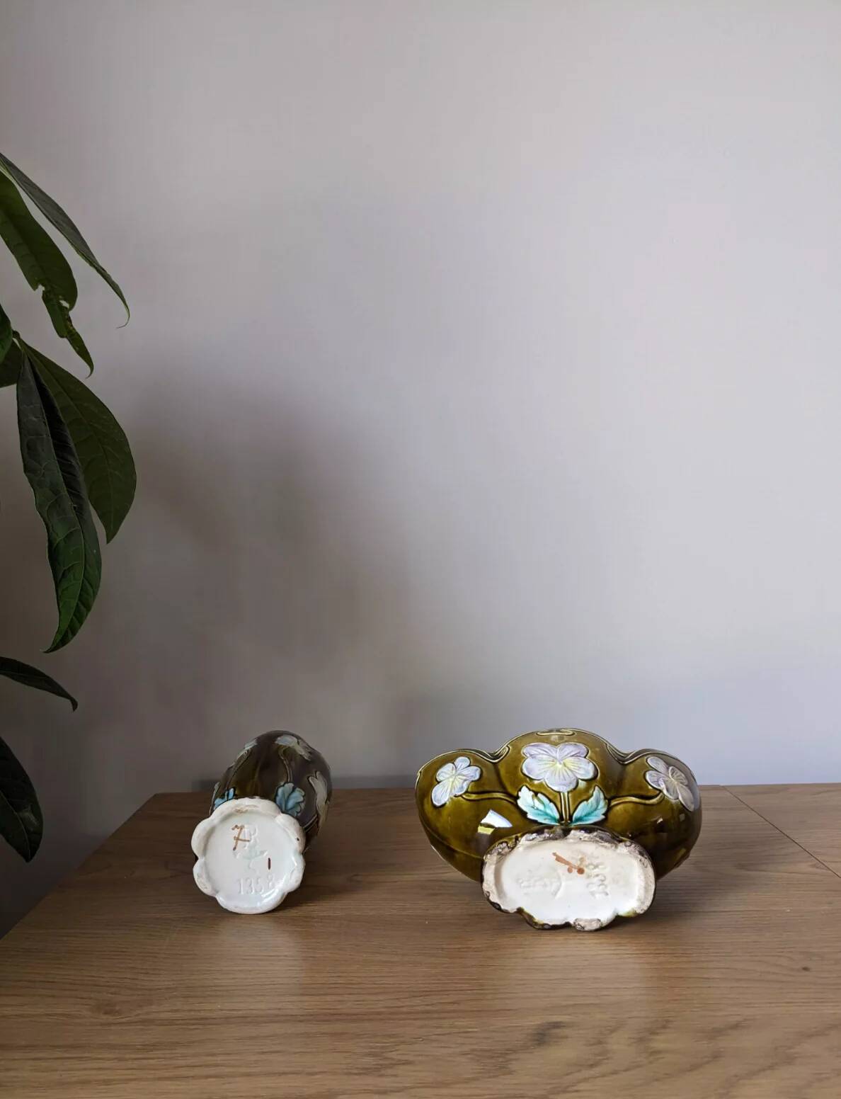 Paire de vases en barbotine