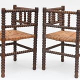 Paire de fauteuils d'angle paillés