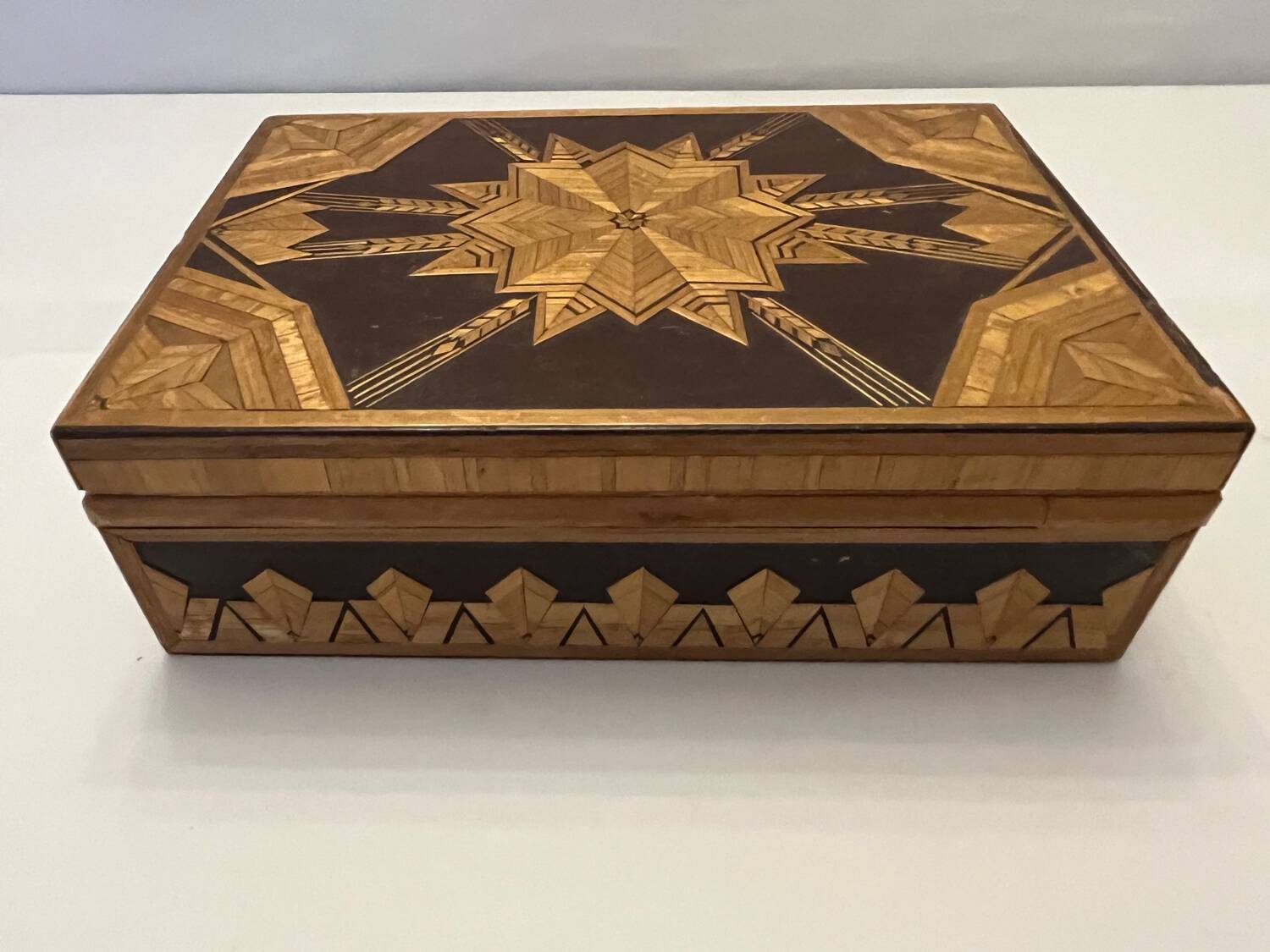 Boîte à bijoux en bois à marqueterie de paille