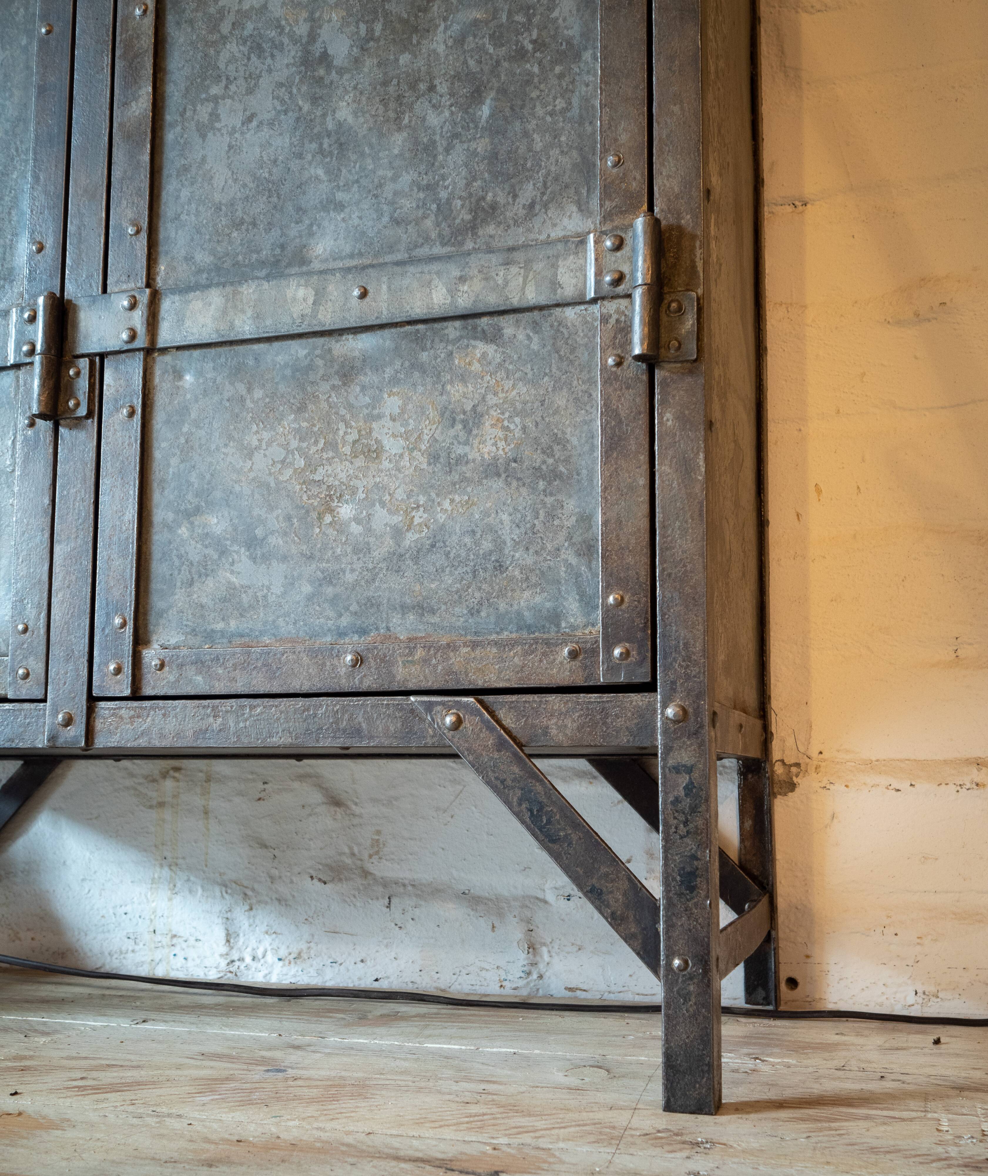 Vintage Stahlspind 2-Türig