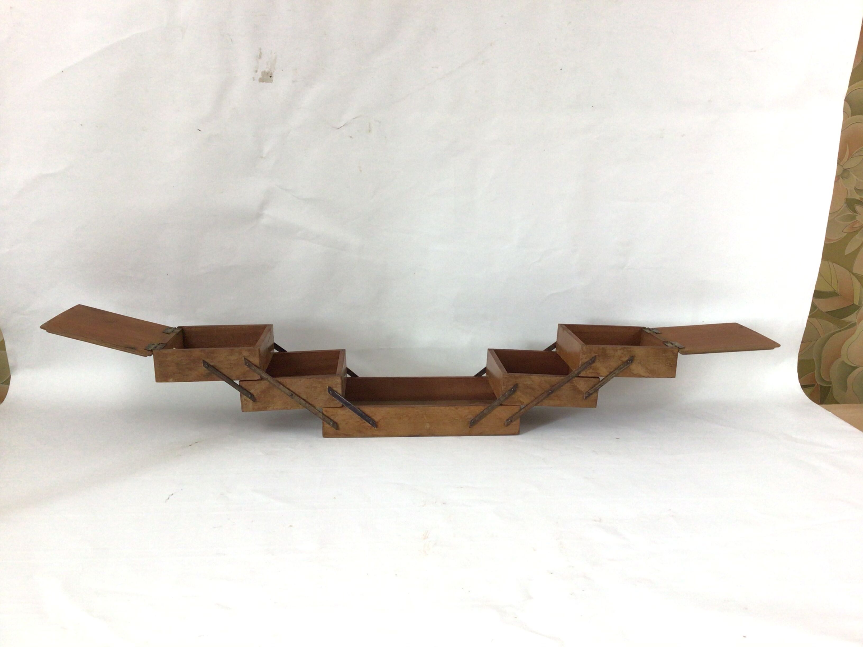 Wooden laying worker