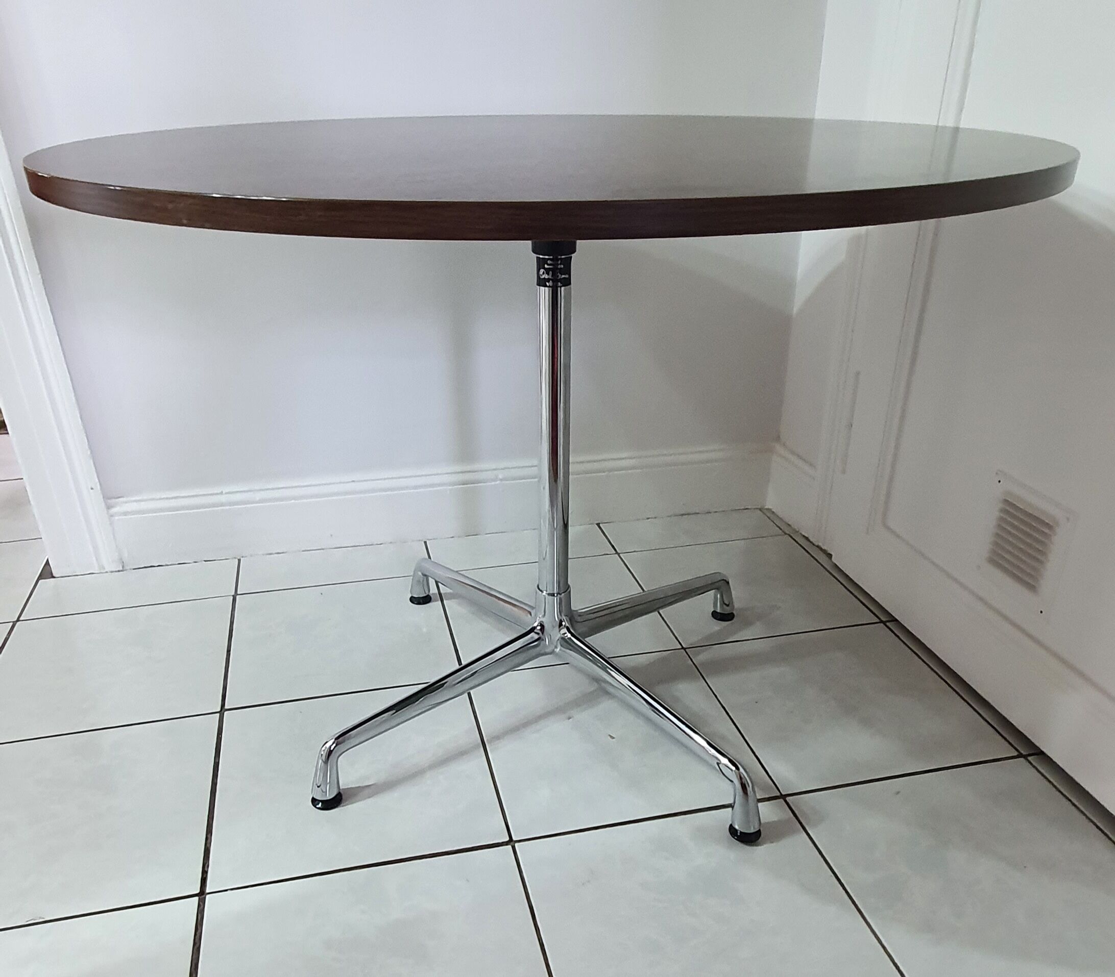 Table "contract base" design Charles et Ray Eames édition Vitra