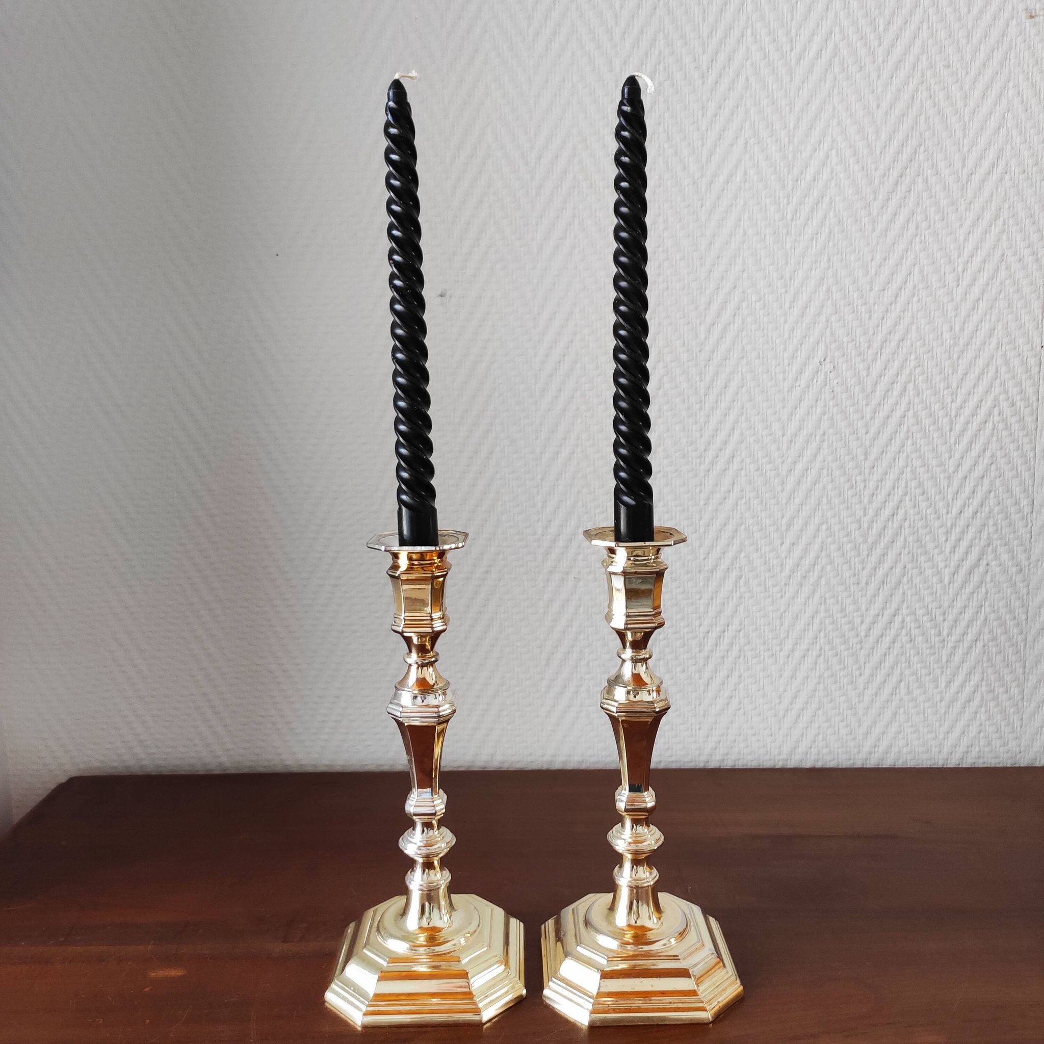 Paire de bougeoirs vintage classiques