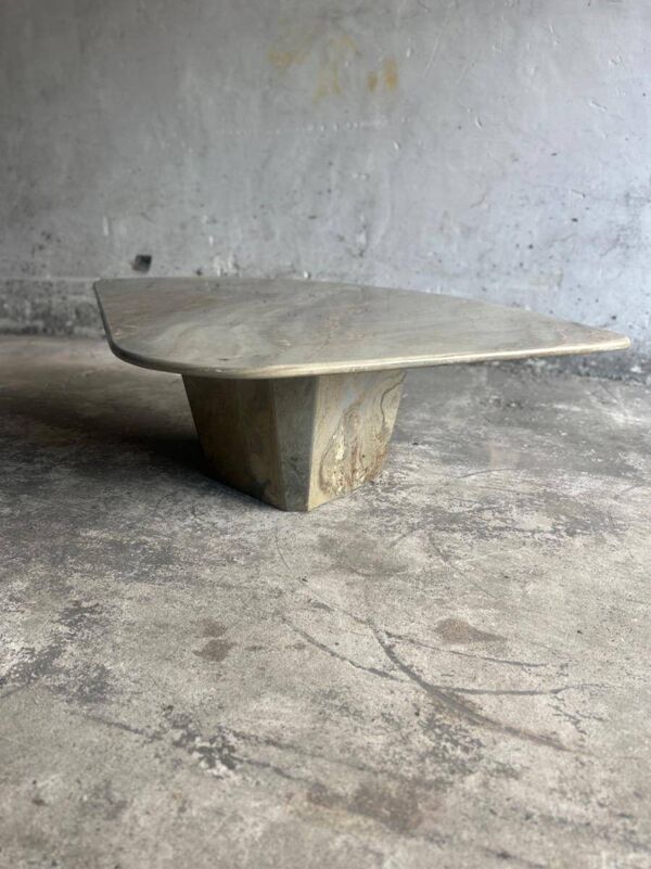 Table basse en granit massif gris clair, de forme triangulaire organique et à base conique, années 1980