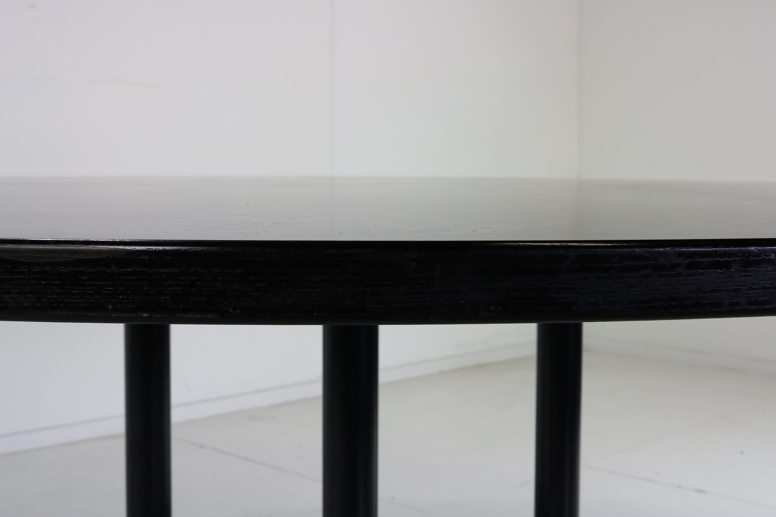 Round segemented table Charles Eames