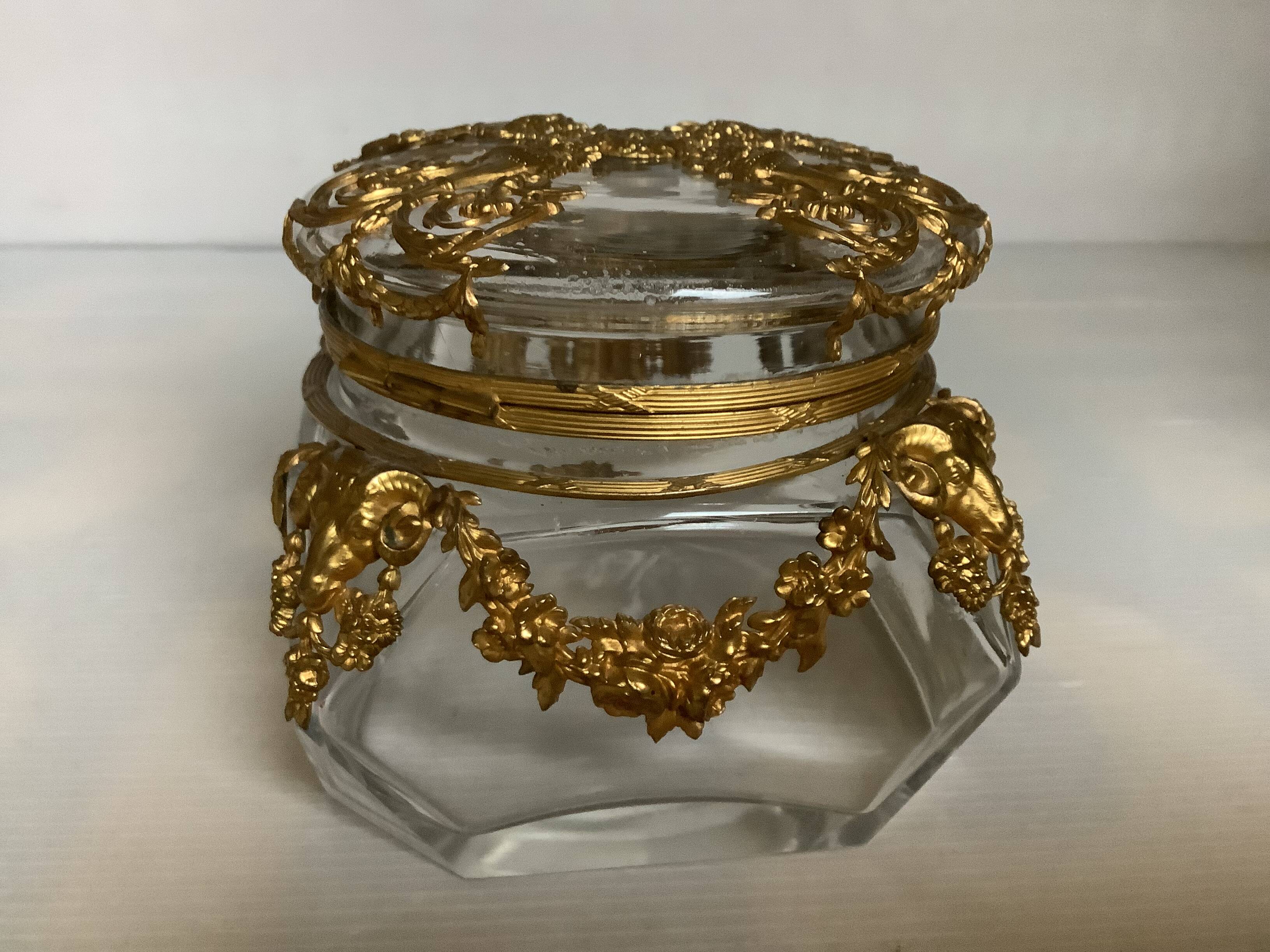 Facet bonbonnière with brass ornaments, empty pocket.