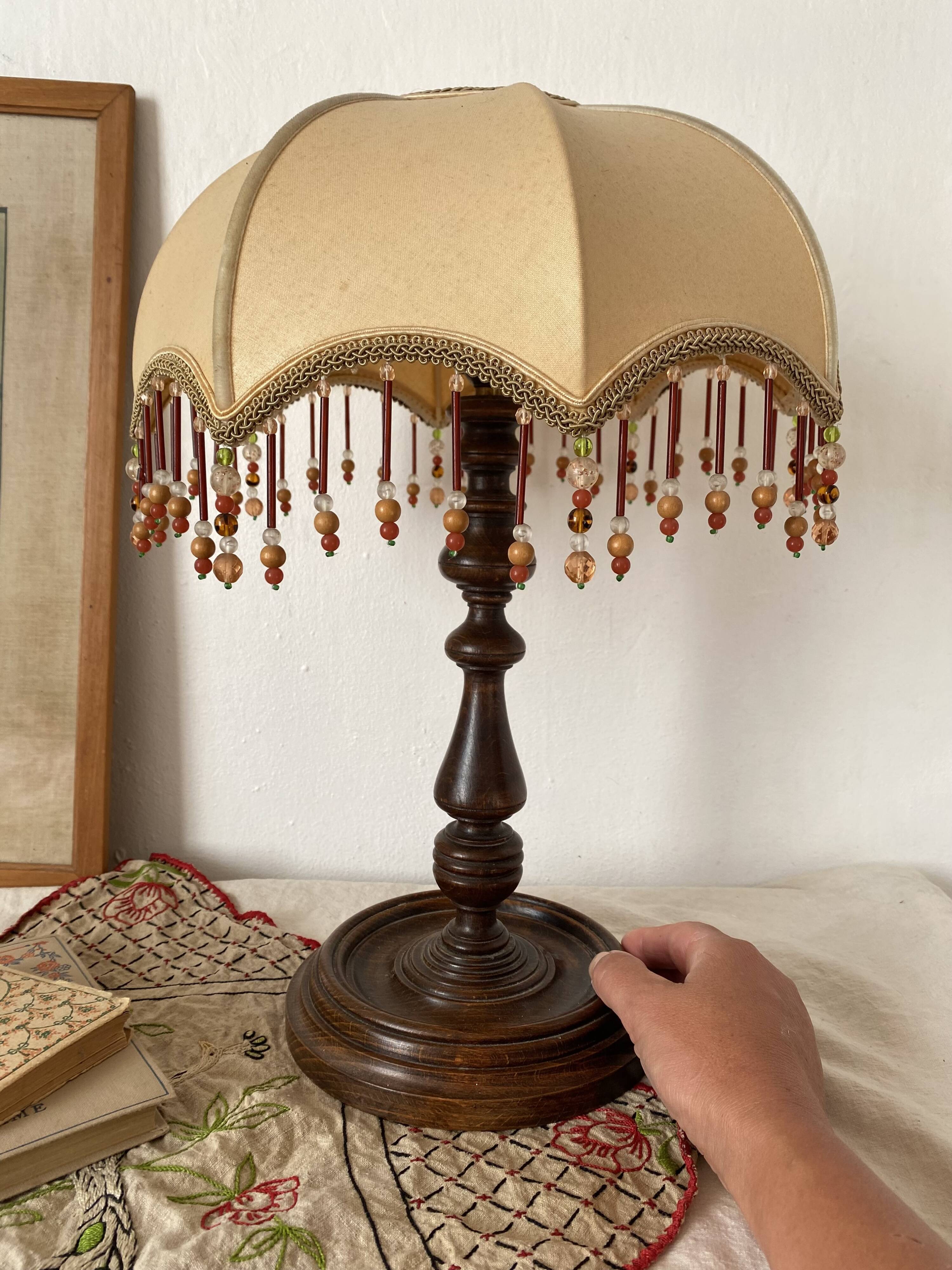Lampe rétro bois tourné et perles 41 cm
