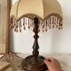 Lampe rétro bois tourné et perles 41 cm