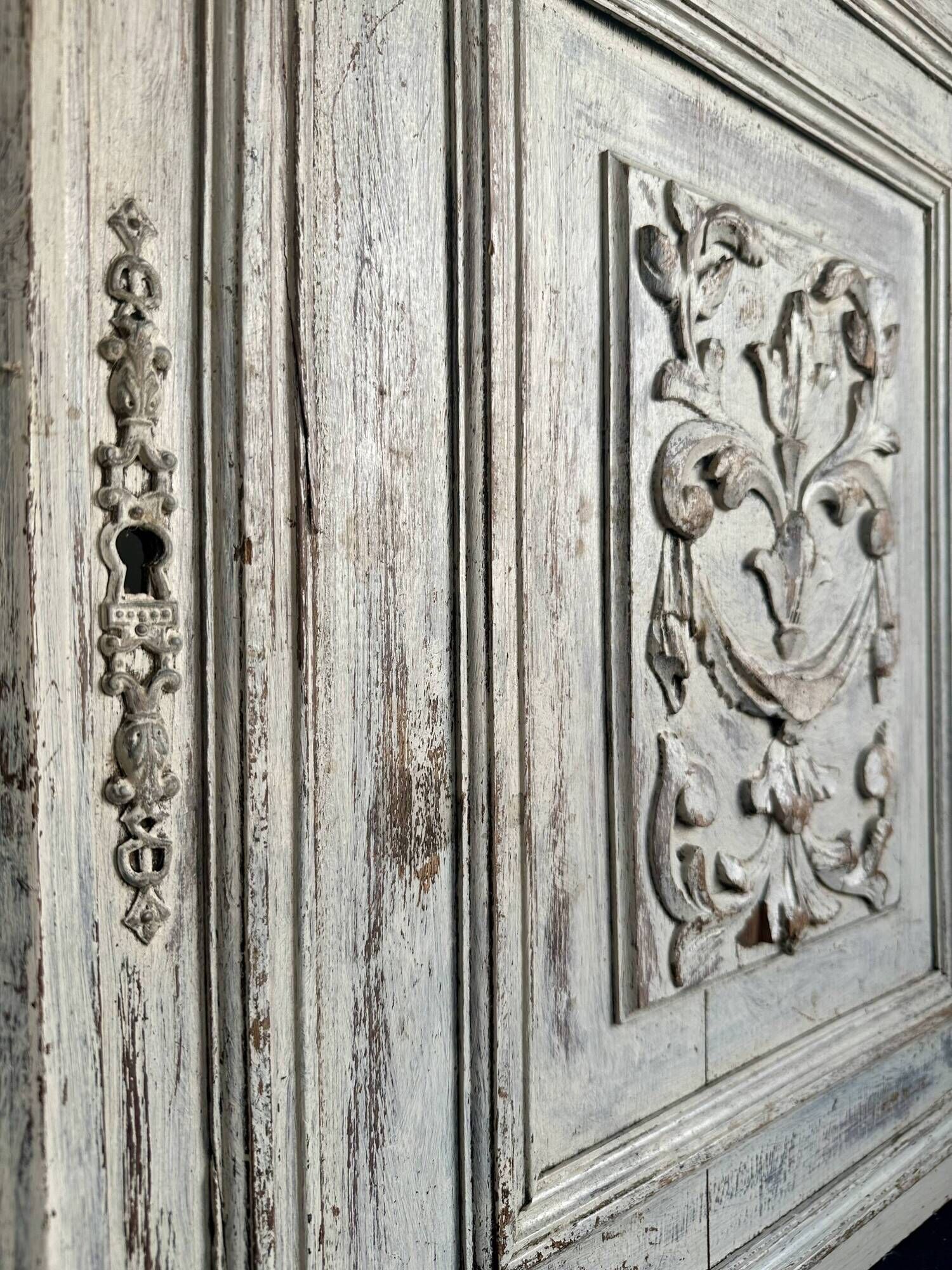 Pair of Louis XVI cupboard doors in carved wood, late 19th century.