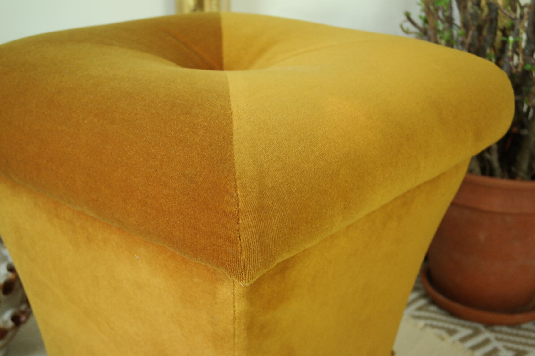 Pouf coffre vintage velours ocre et passementerie