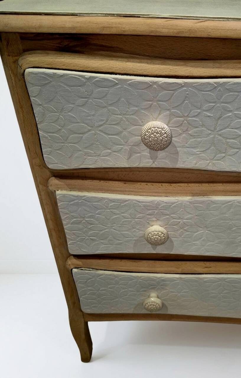 Commode style transition en bois clair et façade crème