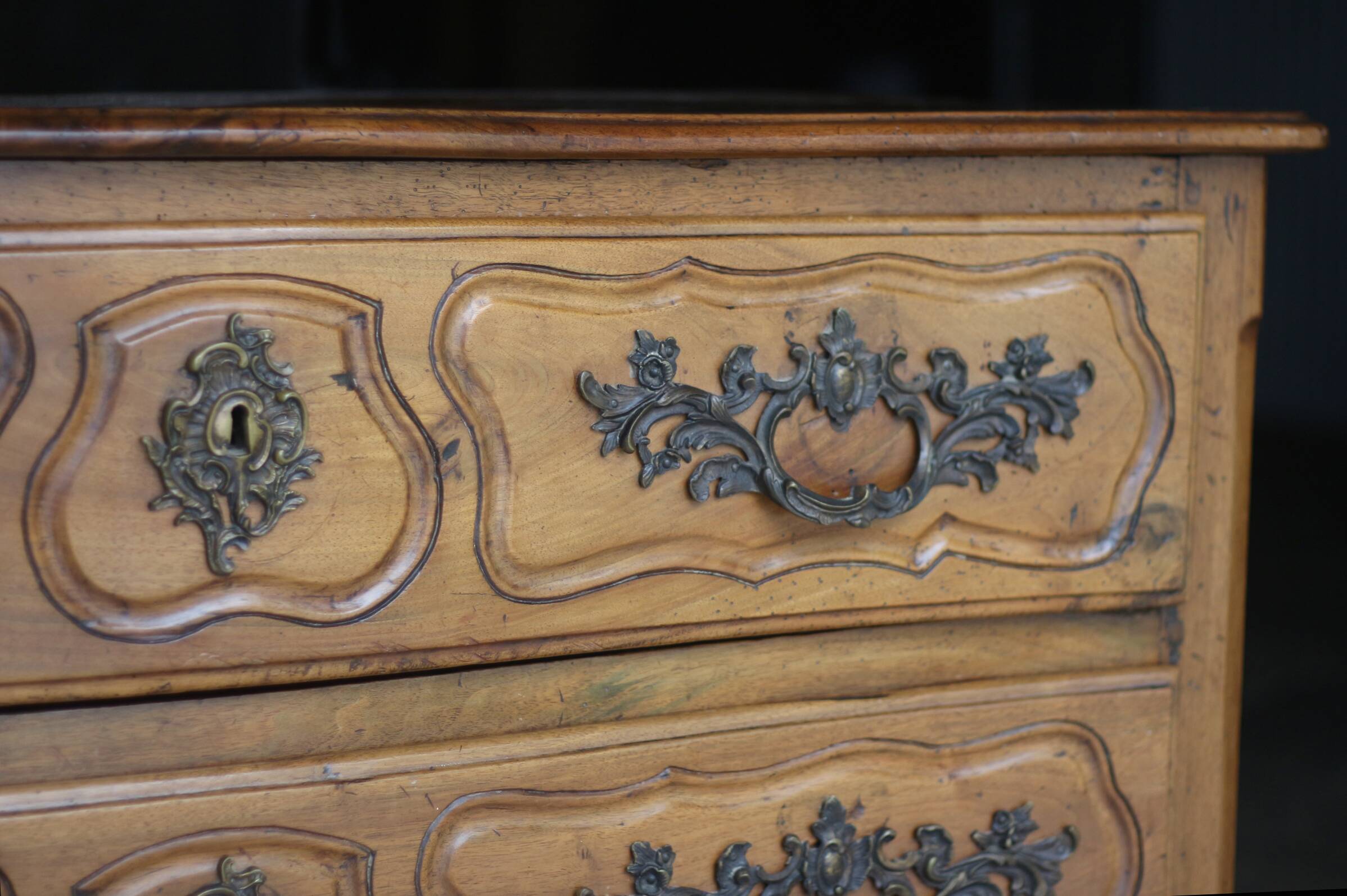 Magnificent 18th-century chest of drawers in solid walnut.