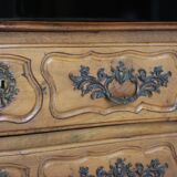 Magnificent 18th-century chest of drawers in solid walnut.