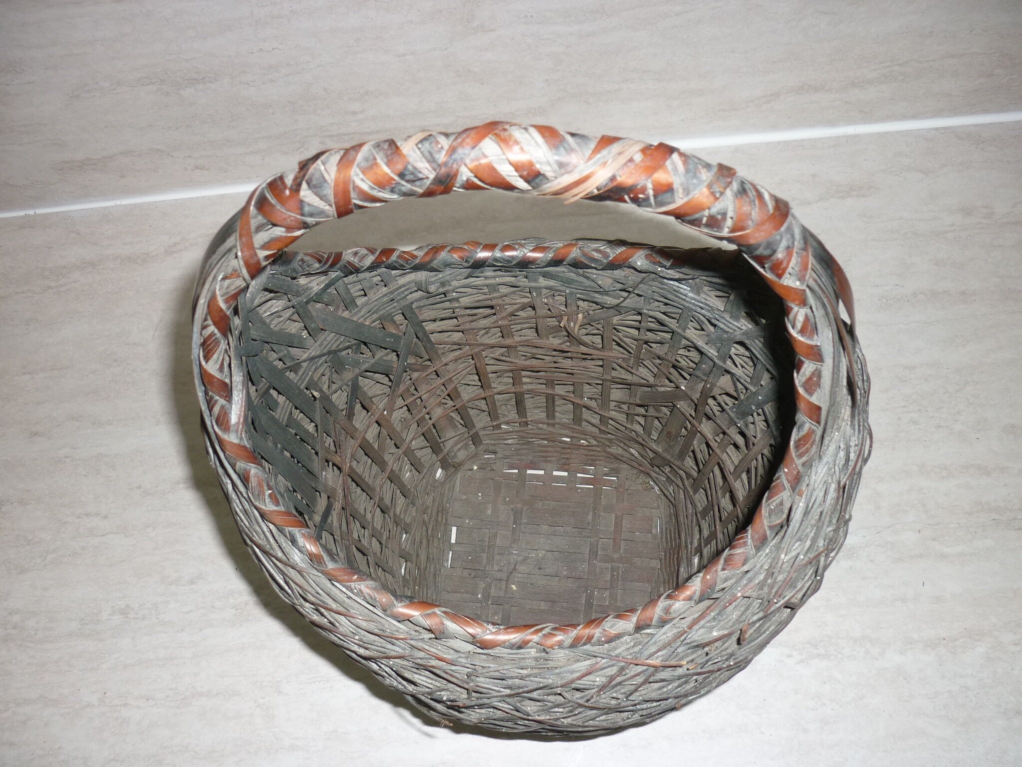 Egg-shaped basket with its woven vegetable handle