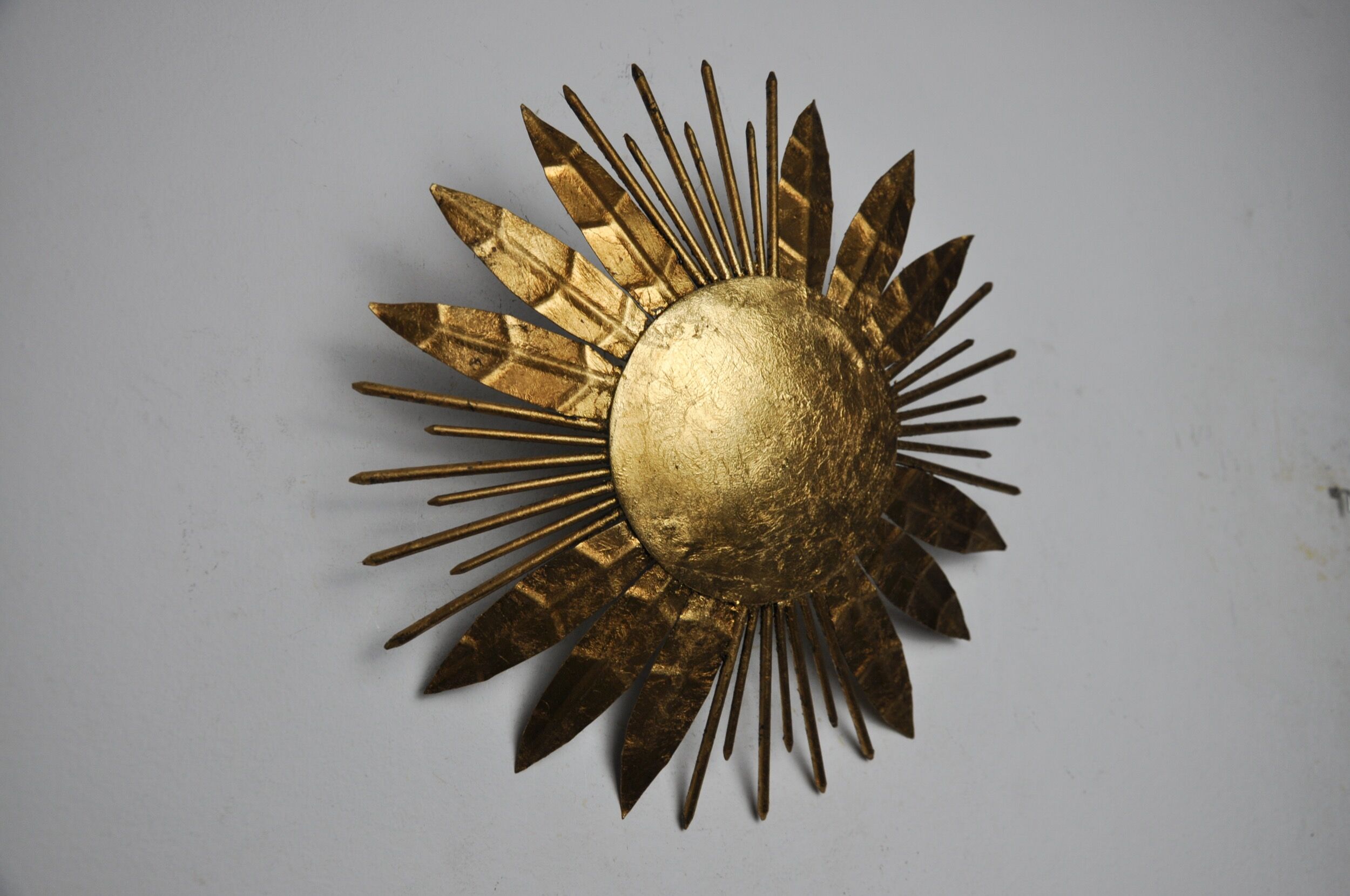 Brutalist sun floral wall lamp, gold leaf gilded metal, Italy, 1970