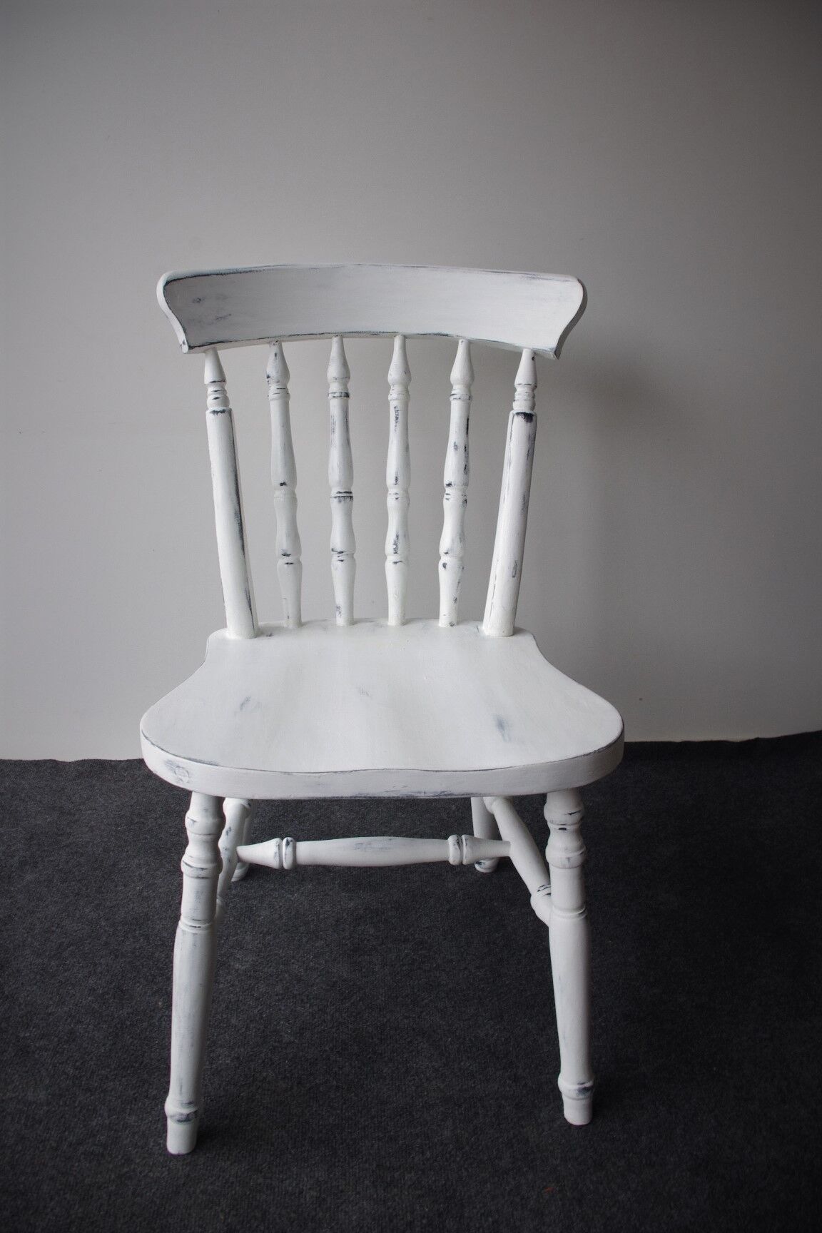 Chaise en bois blanc