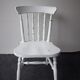Chaise en bois blanc