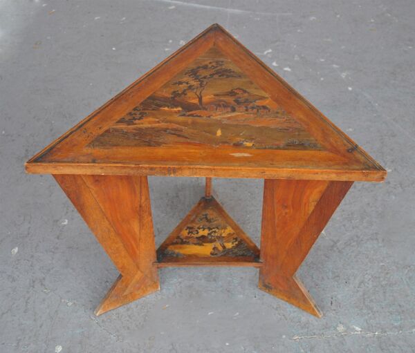Guéridon triangulaire Art nouveau marqueté 1900