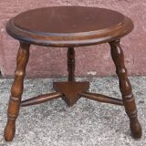 Tabouret bas tripode en bois.