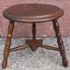 Tabouret bas tripode en bois.