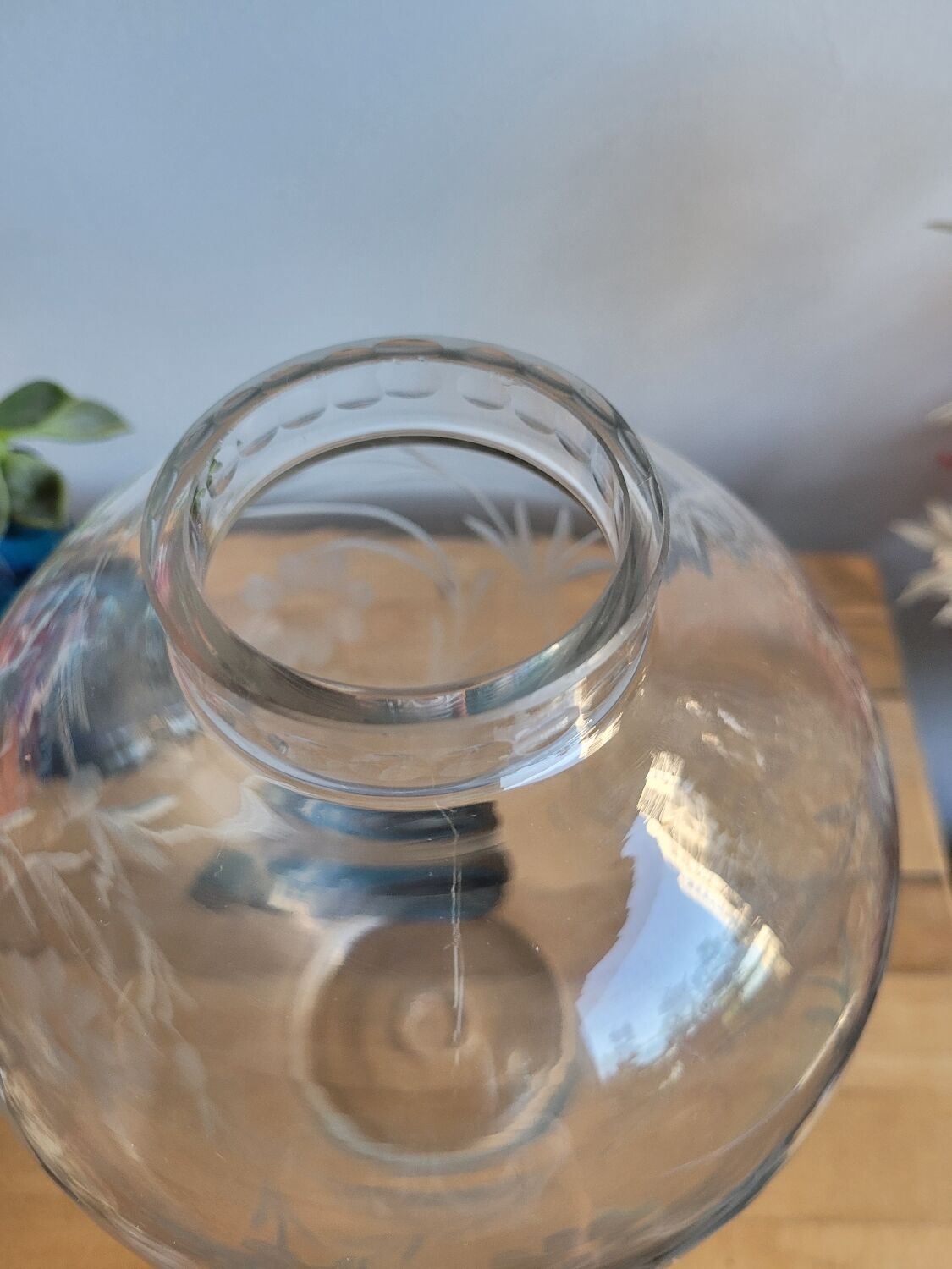 Vase en verre ciselé décor floral