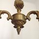 Chandelier en bronze à 3 lumières de style baroque vintage français avec des détails floraux.
