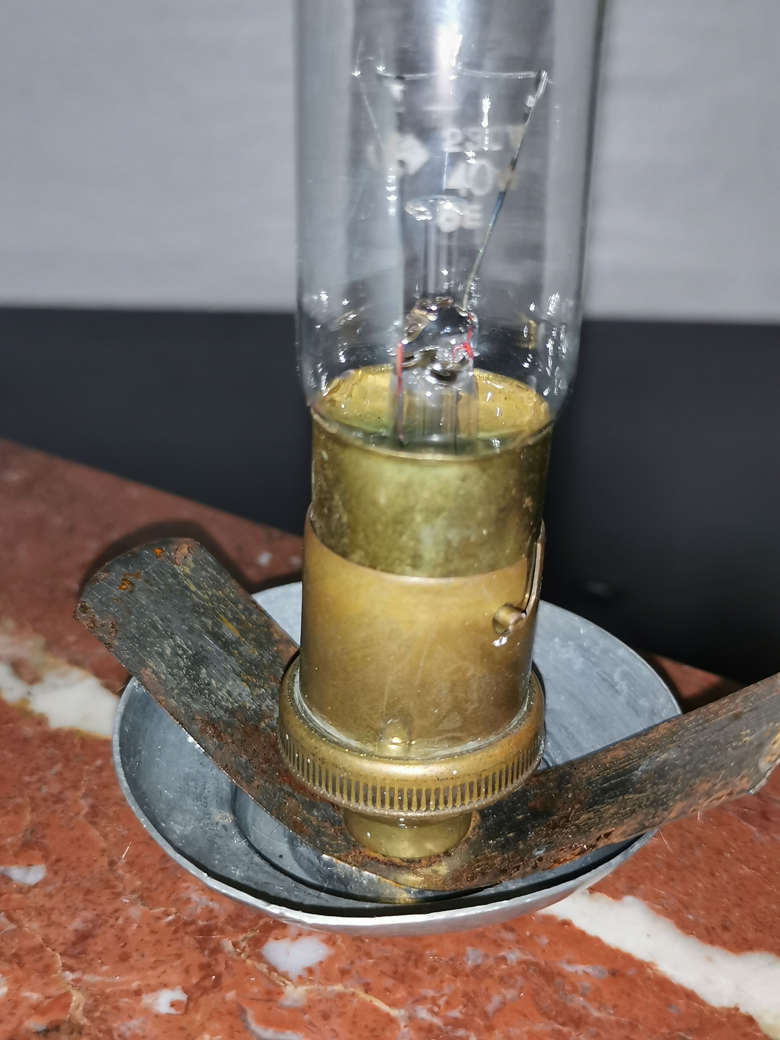 Art deco lamp, marble, globe, opaline and greyhounds in regulation, 1930